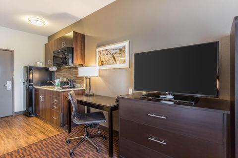 Efficiency King Room - Accessible/Non-Smoking photo 1