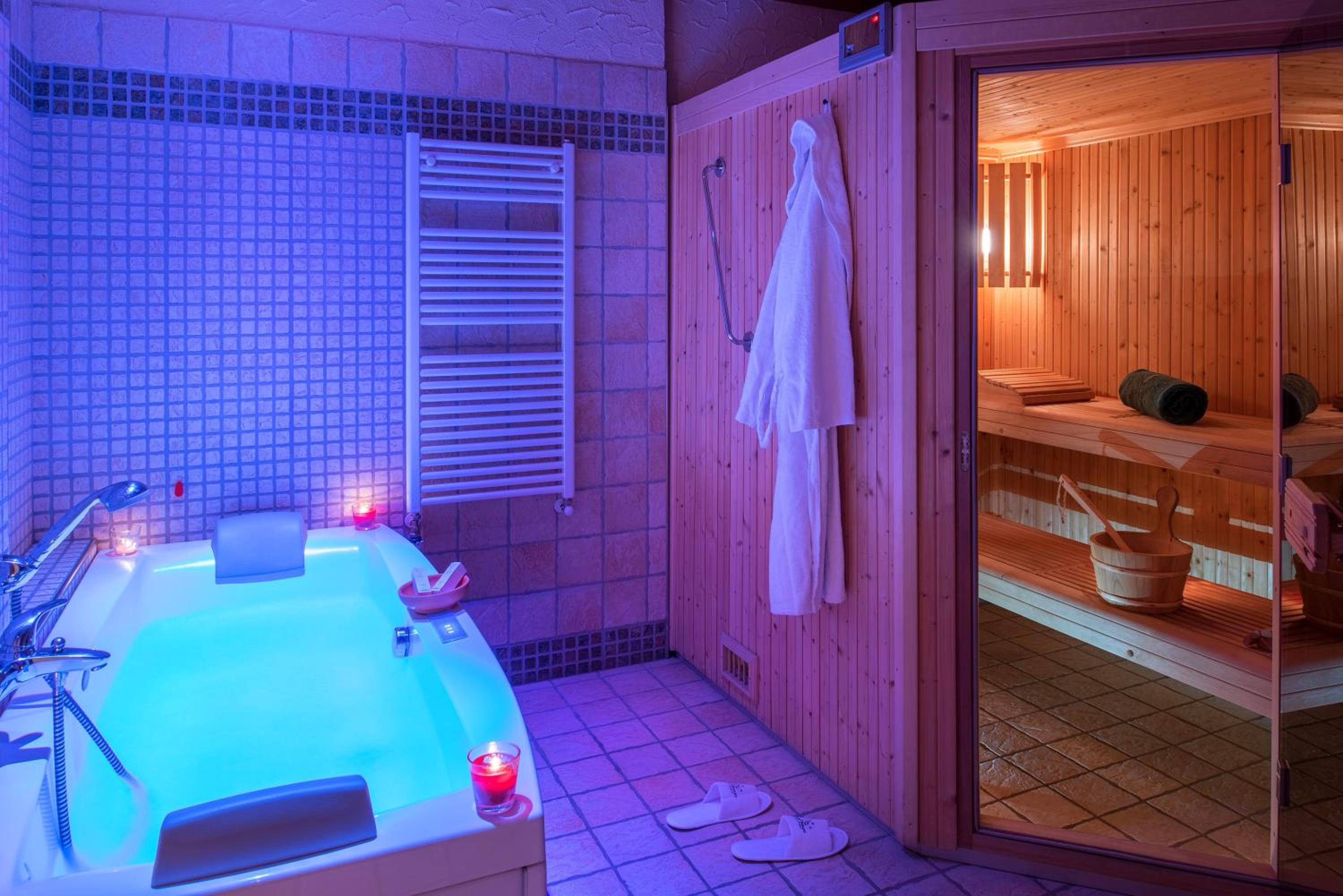 Romantic Chalet (2 Adults) - Photo 2
