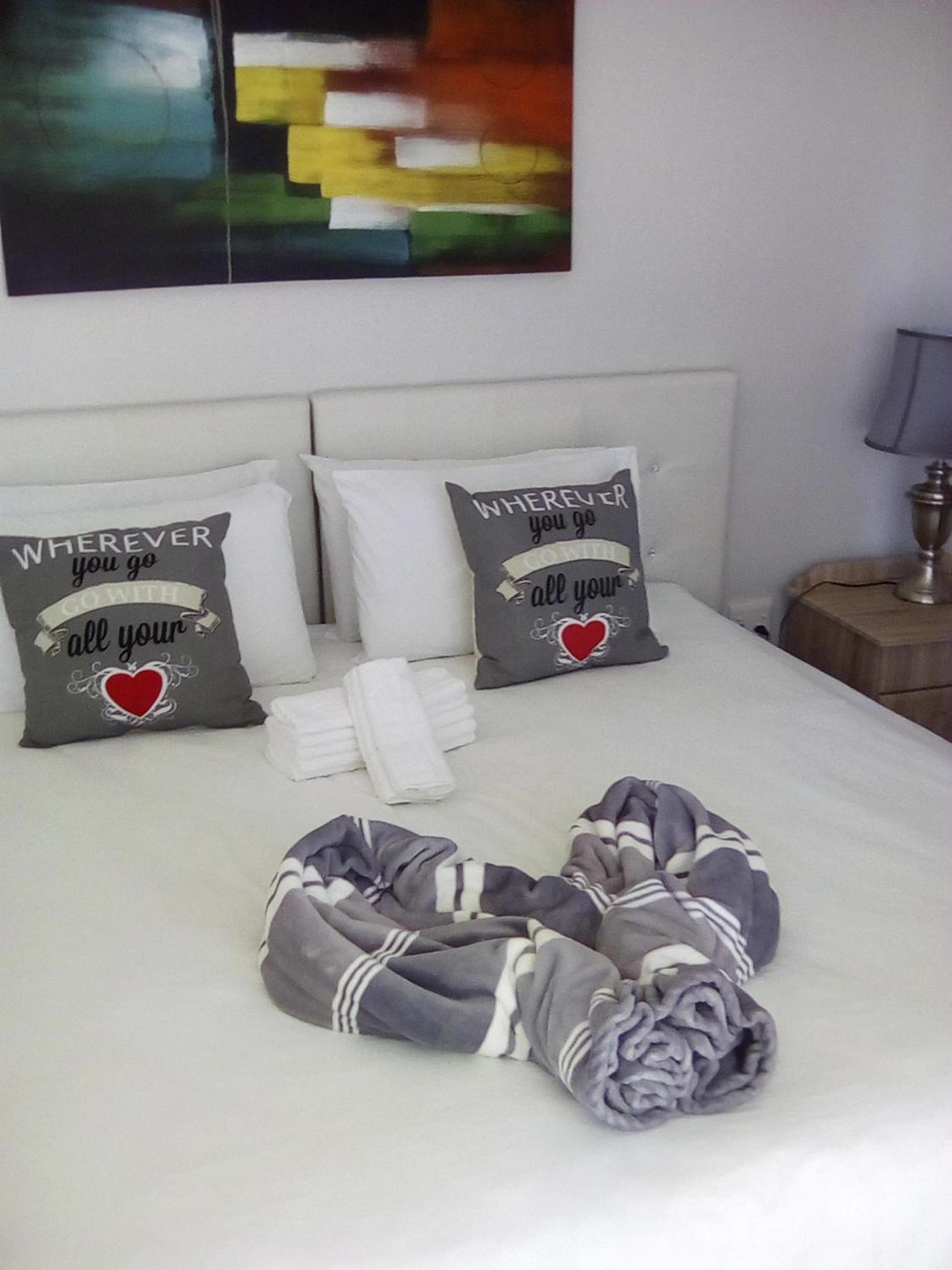 Double or Twin Room with Bathroom - Photo 5