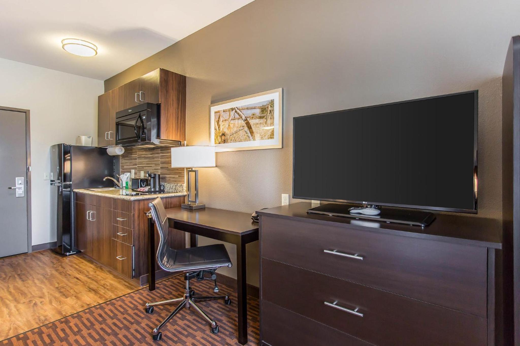 Efficiency King Room - Accessible/Non-Smoking photo 2