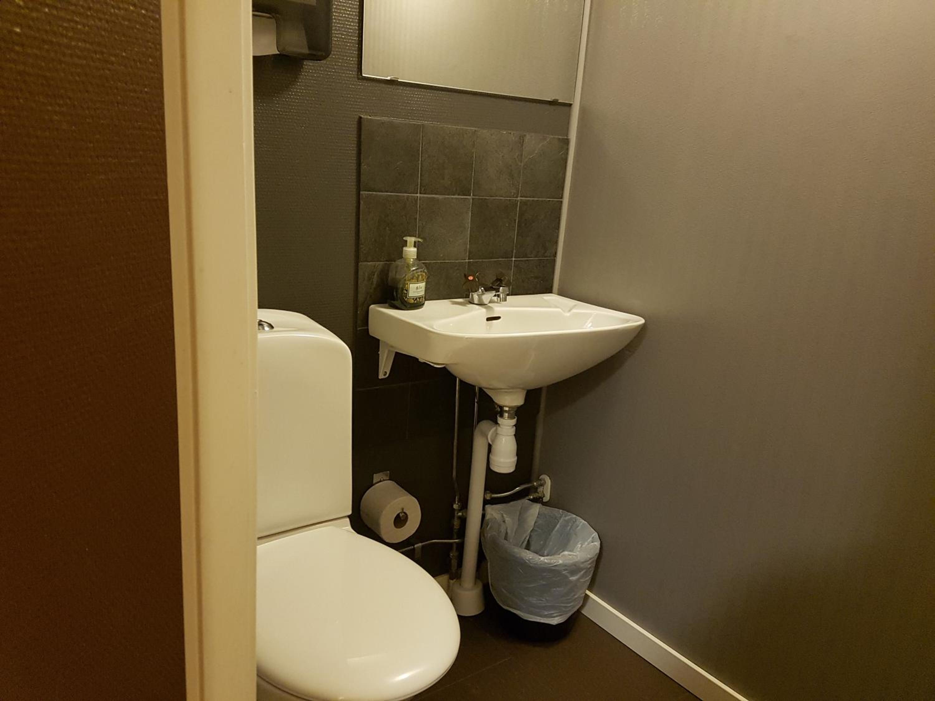 Economy Twin Room with Shared Bathroom photo 2