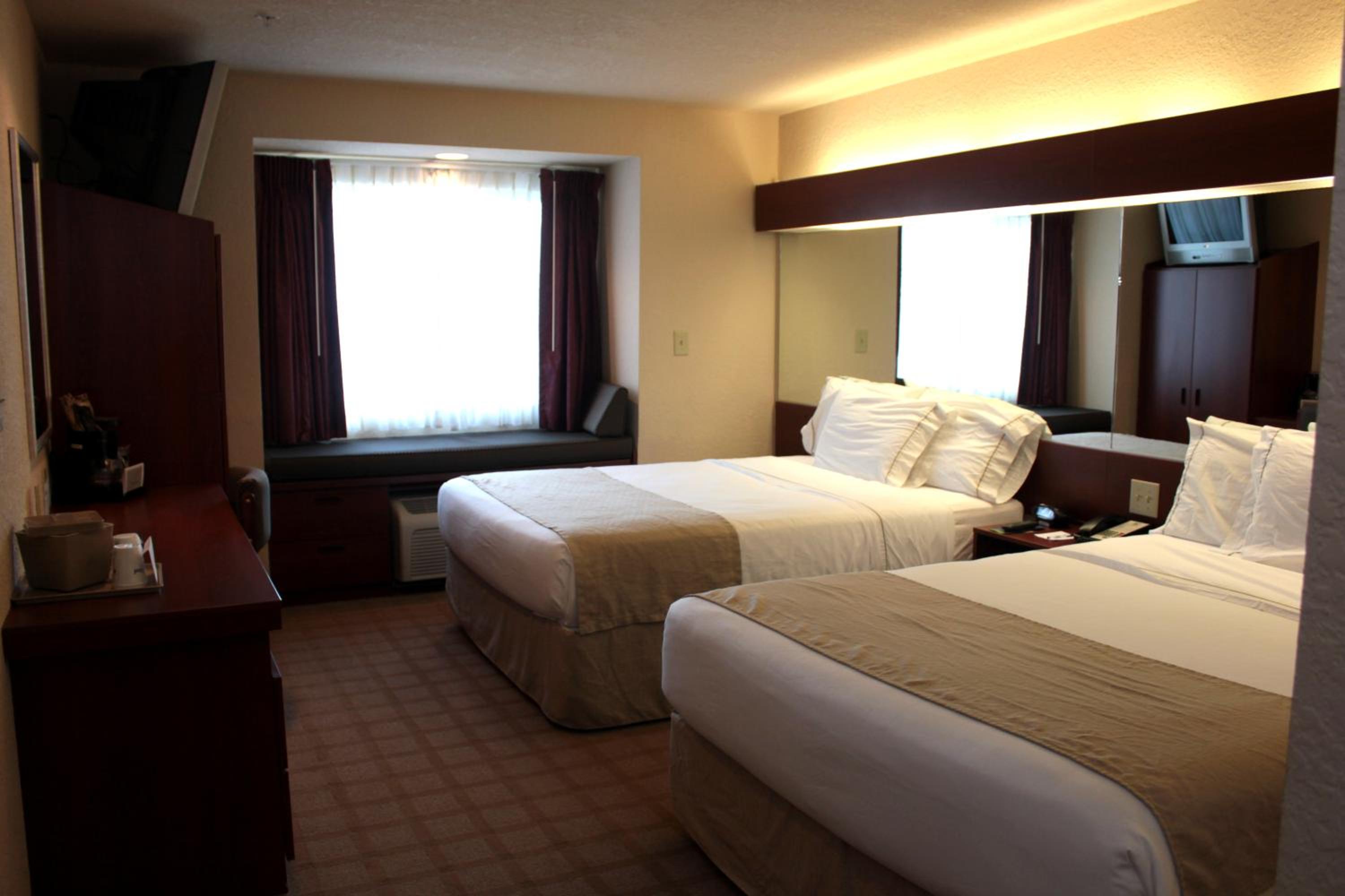 Queen Room with Two Queen Beds - Non-Smoking - Photo 4