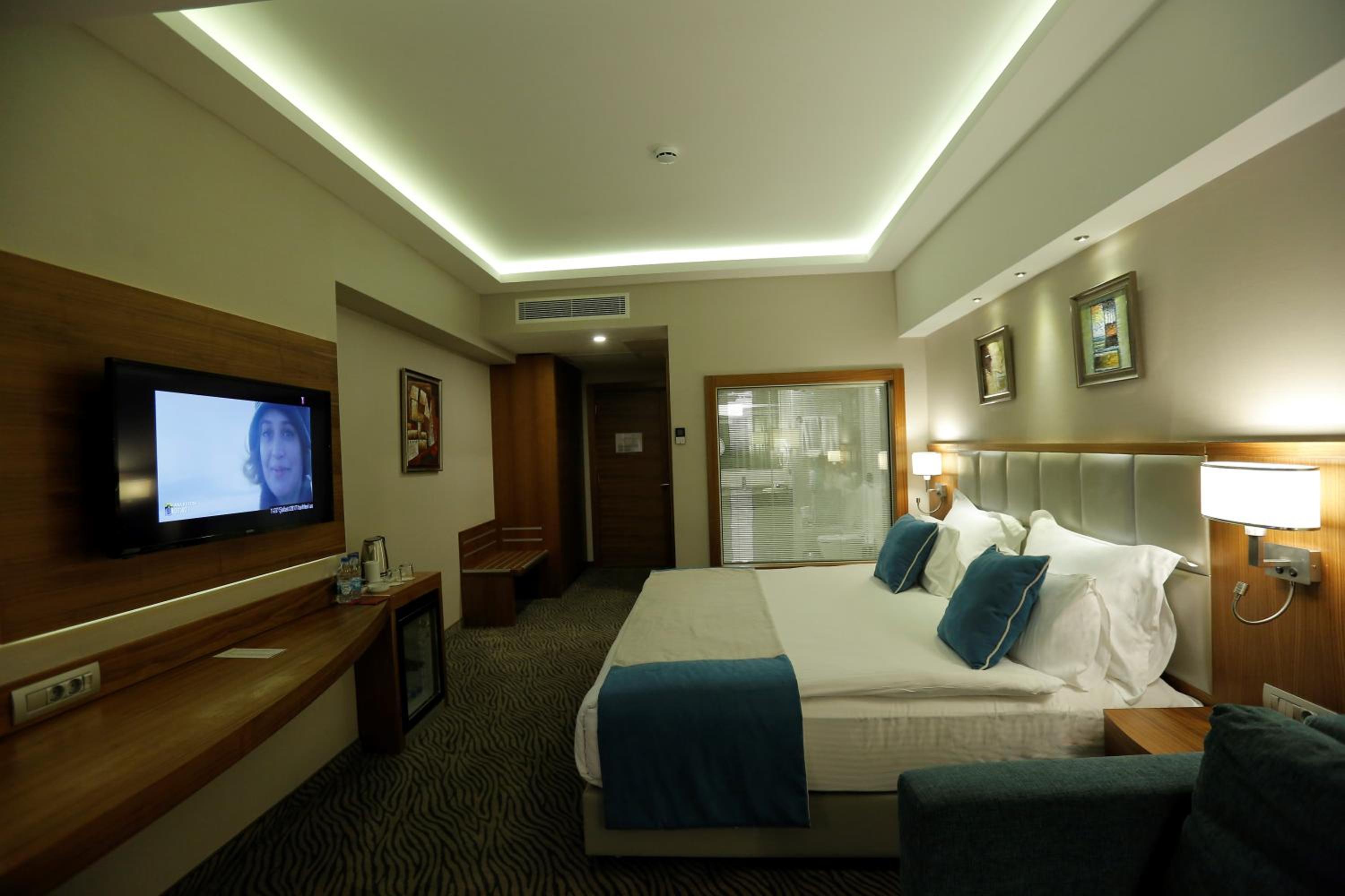 Deluxe King Room - Non-Smoking photo 2