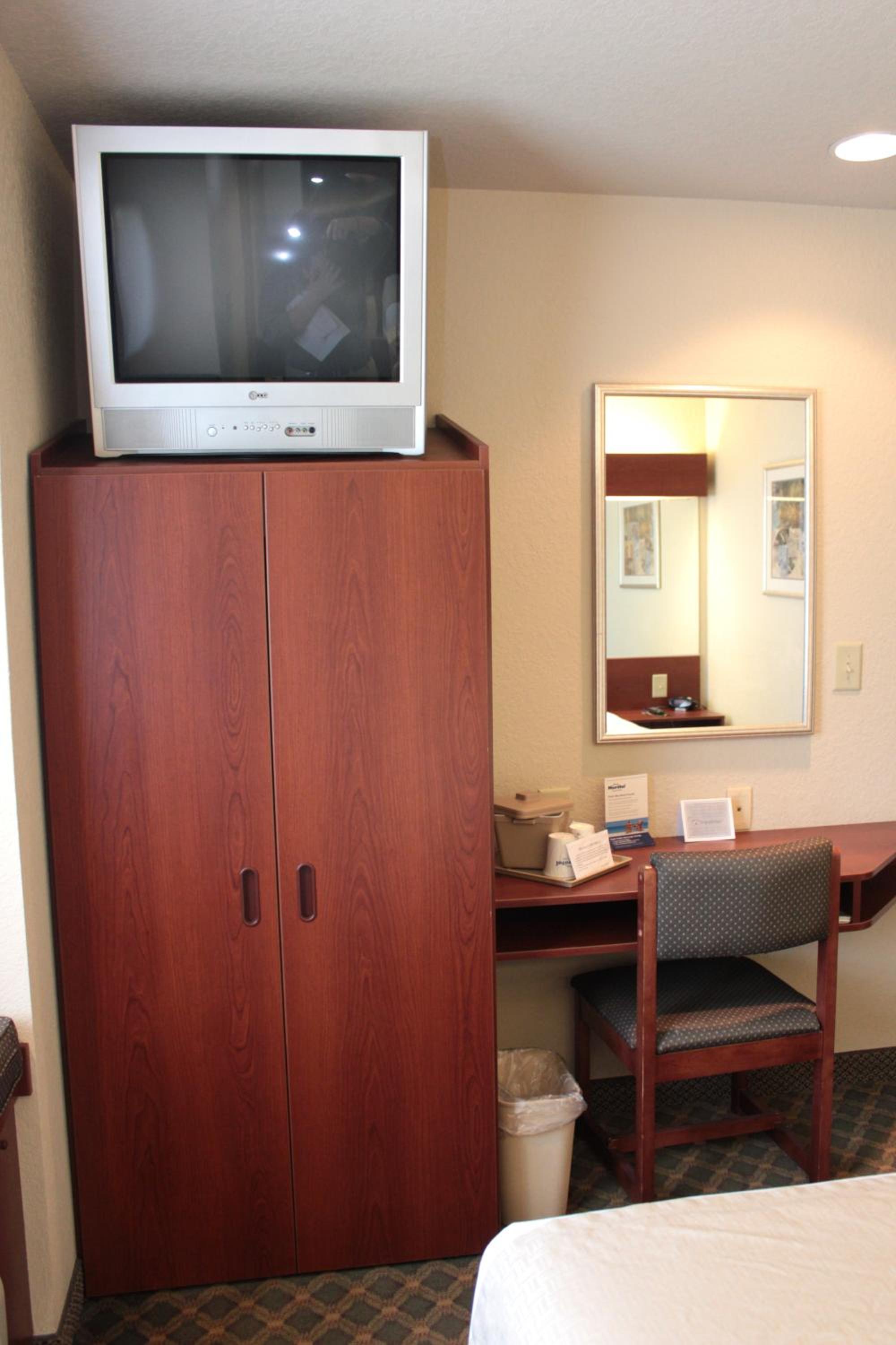 Queen Room - Non-Smoking - Photo 2