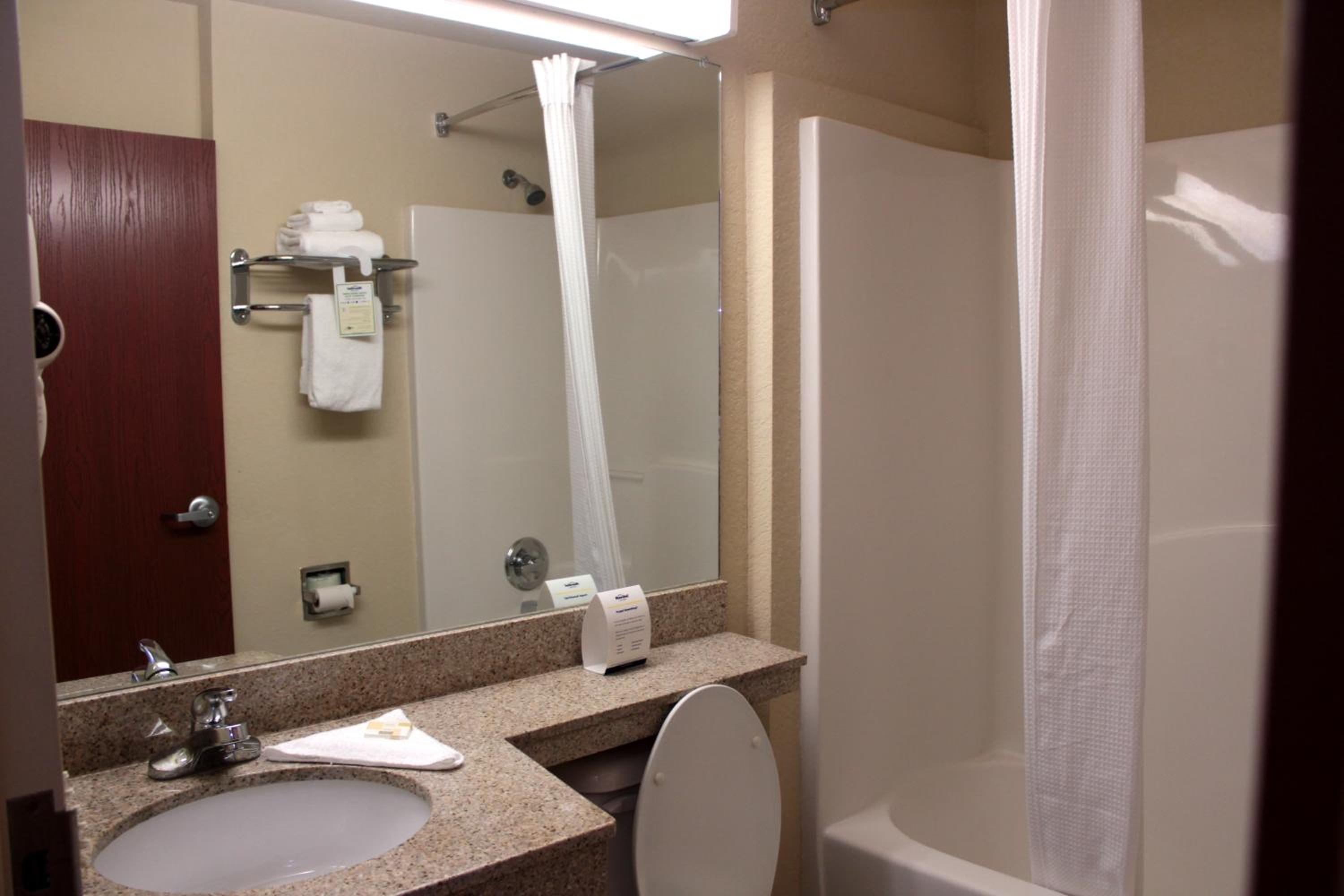 Queen Suite - Non-Smoking - Photo 2
