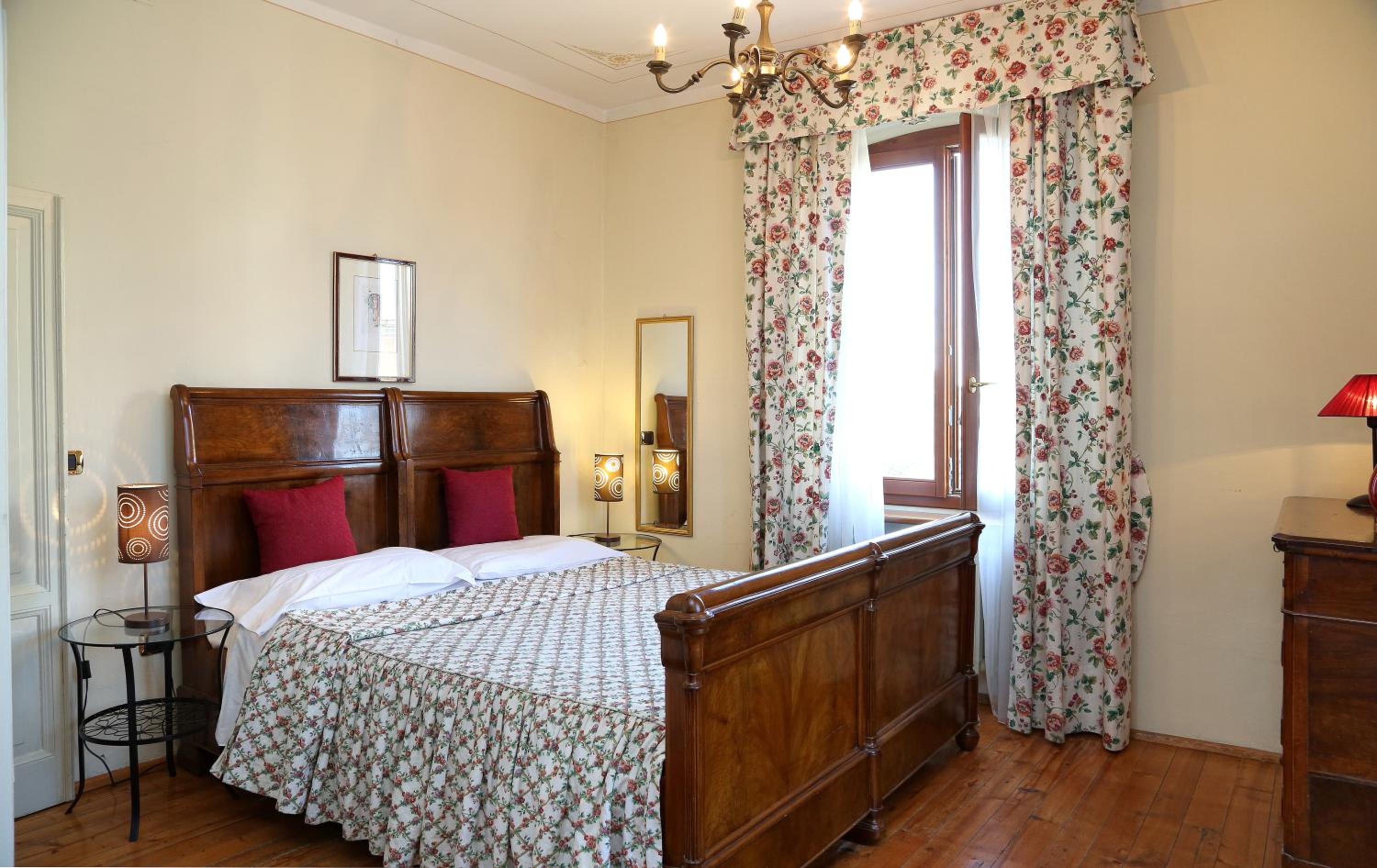 One-Bedroom Apartment with Balcony