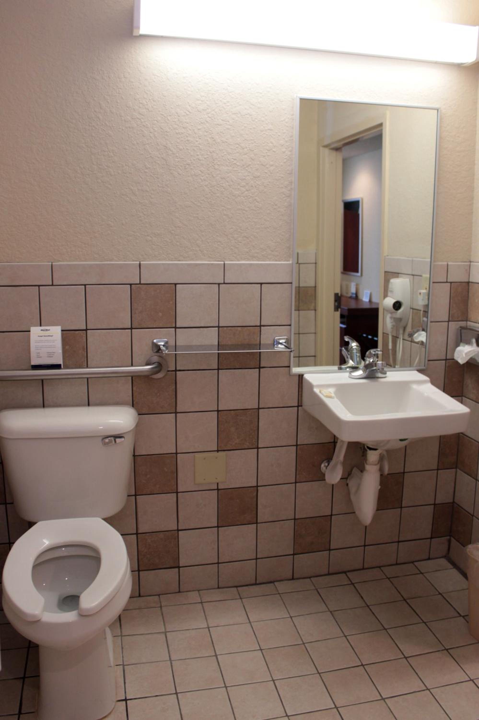 Deluxe Queen Room with Two Queen Beds - Disability Access - Non-Smoking - Photo 10