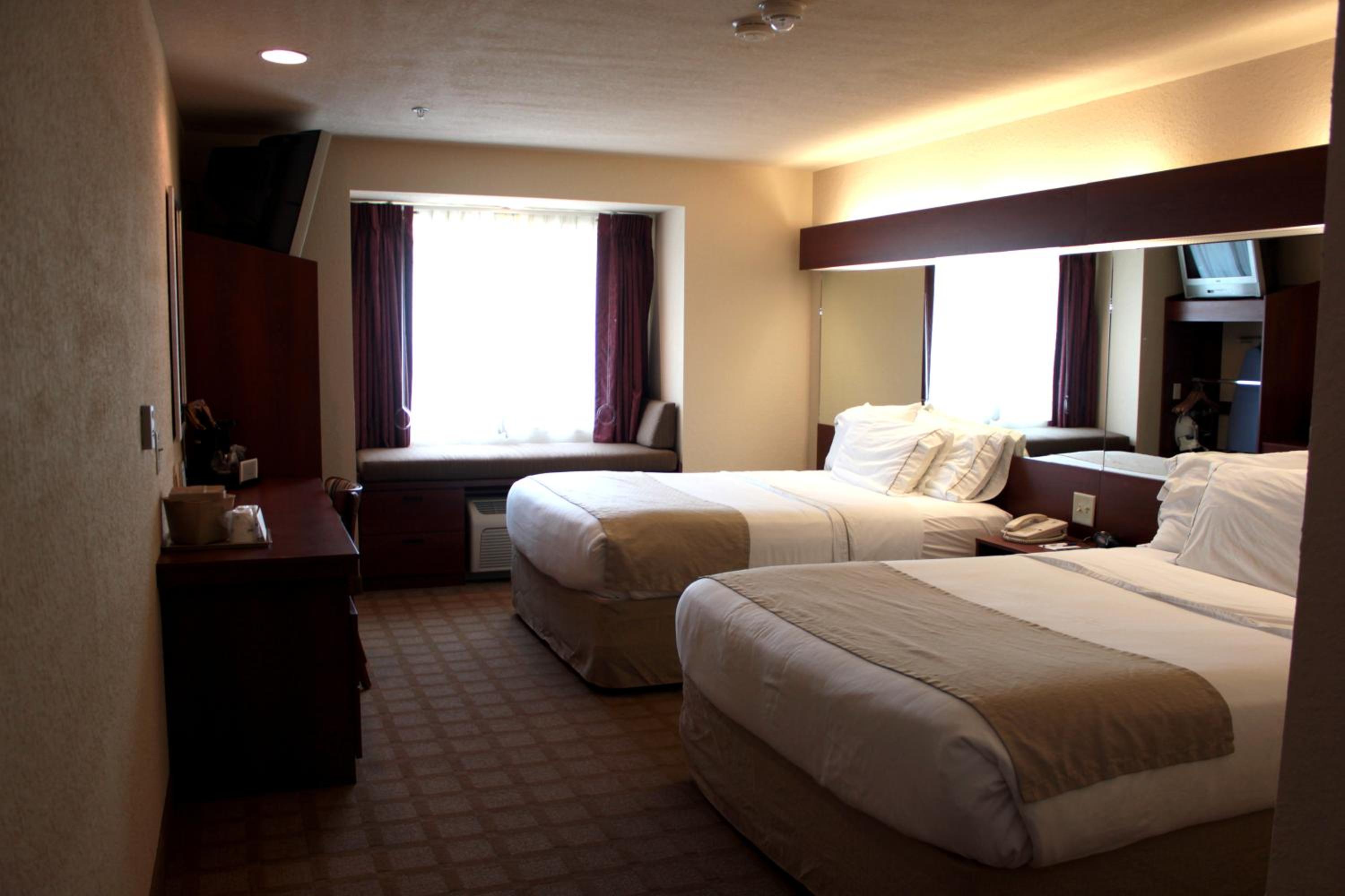 Queen Room with Two Queen Beds - Non-Smoking - Photo 7