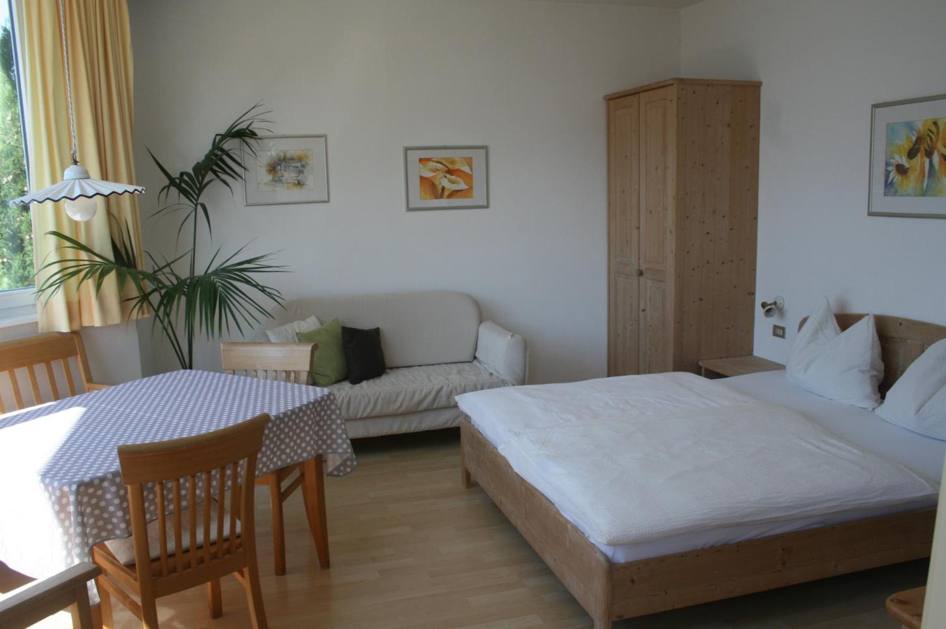Double Room with Balcony - Photo 5