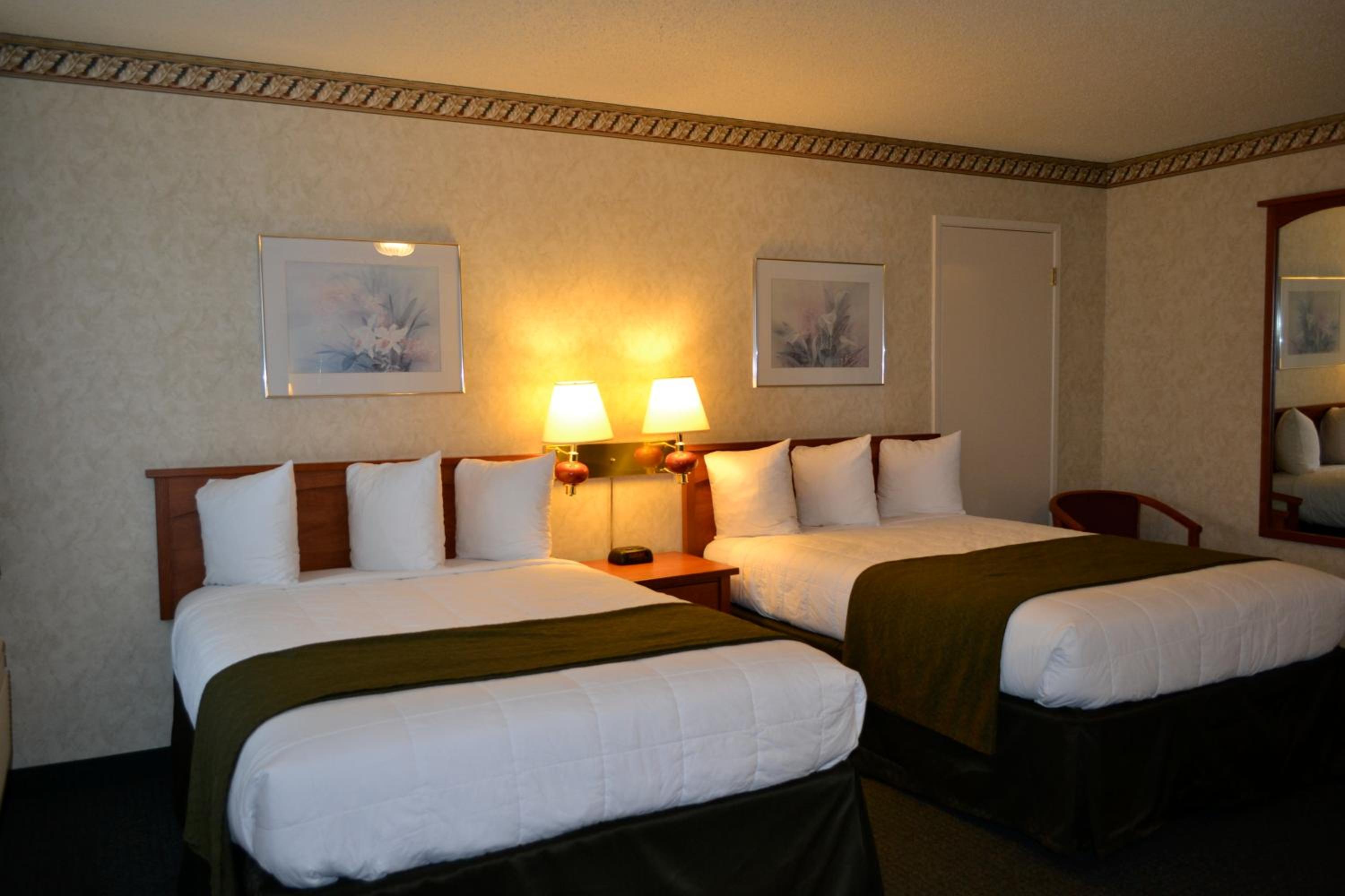 Double Room With Two Double Beds Accessible With Roll-In Shower
