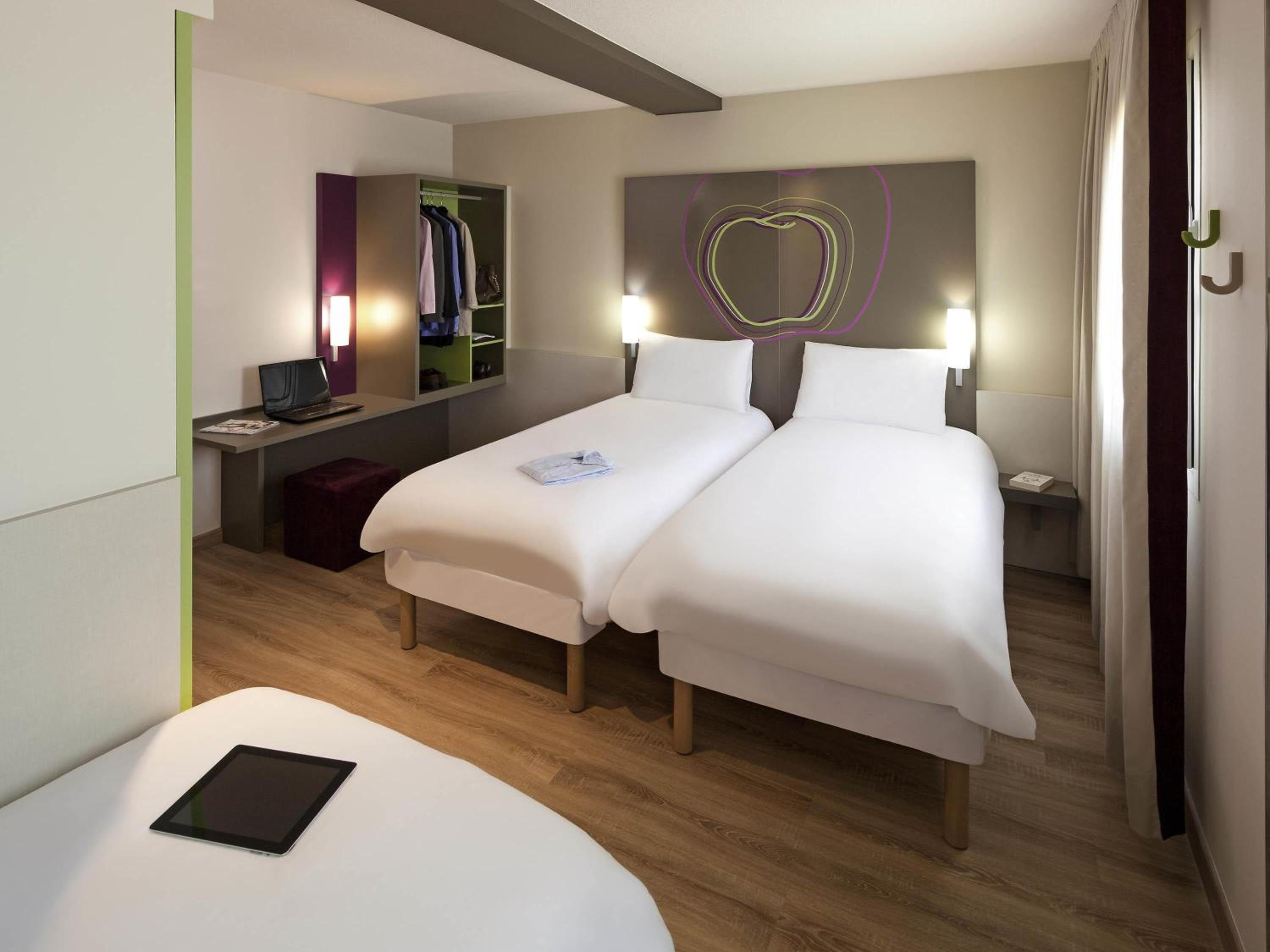 Standard Room with One Double Bed and Two Single Beds photo 1