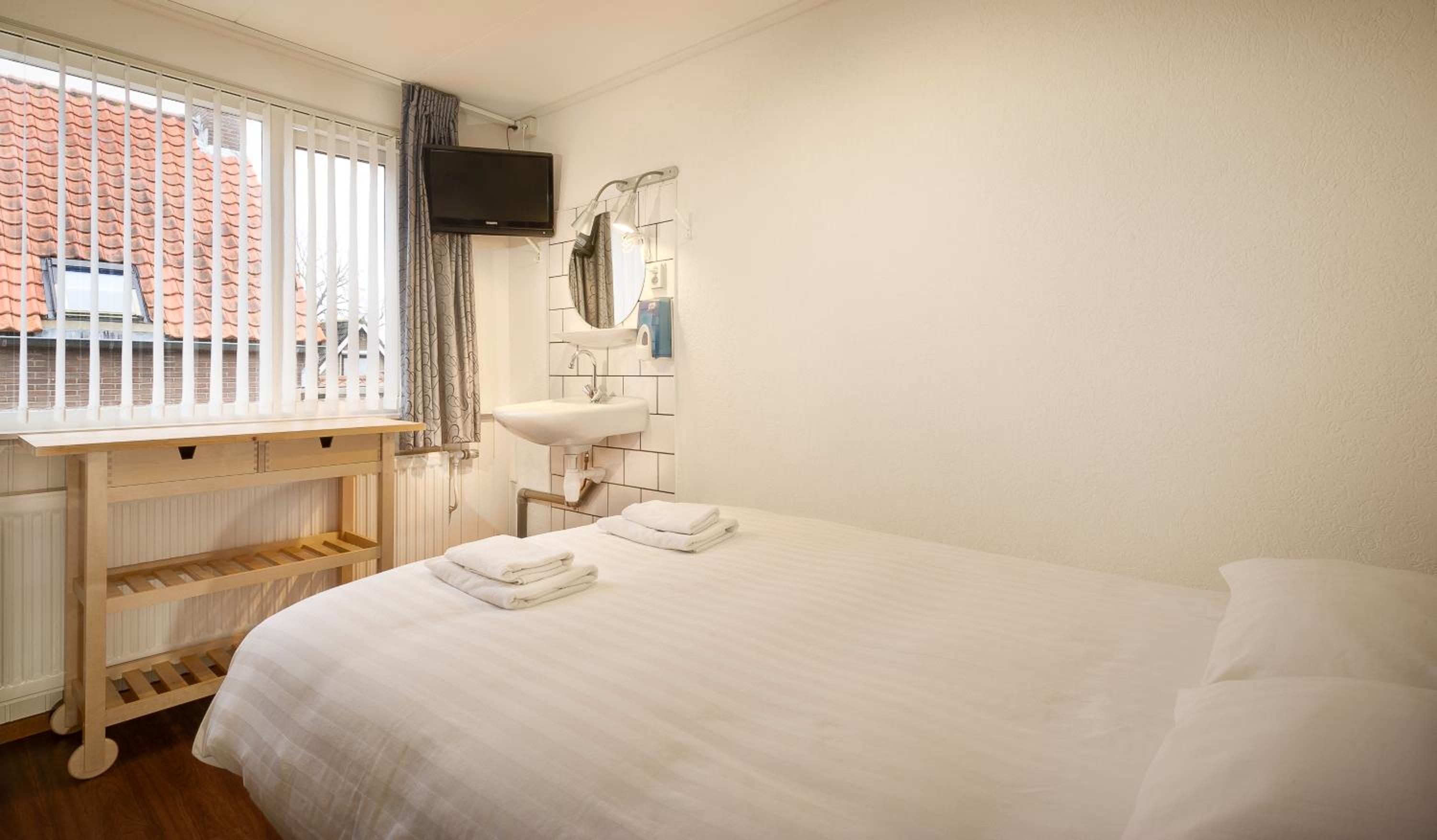 Standard Double Room - Photo 11