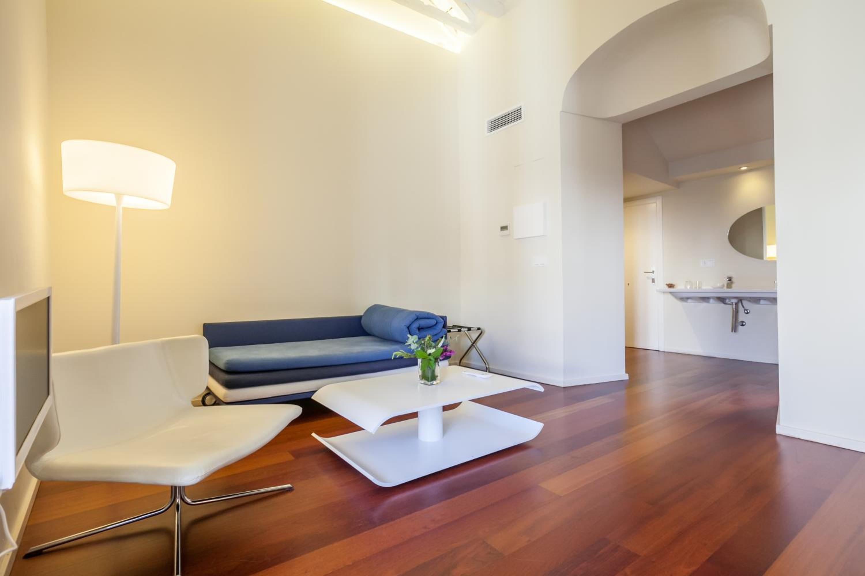Suite with Street View photo 3