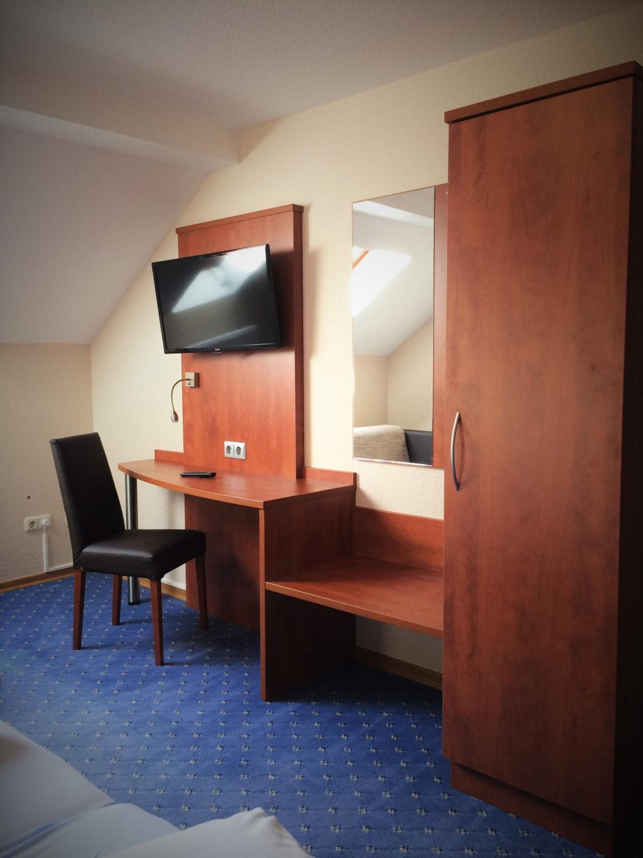 Double or Twin Room - Photo 13