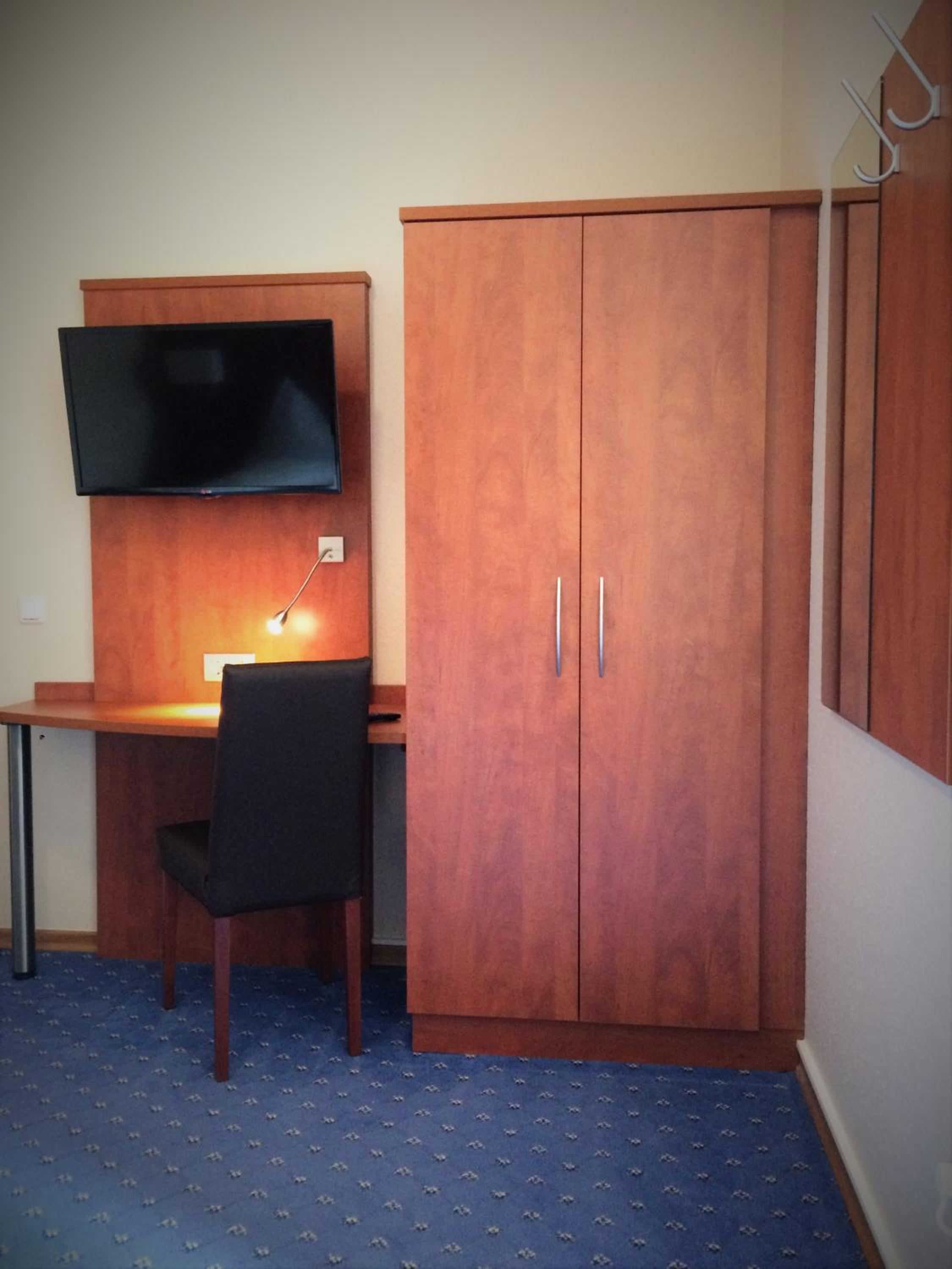 Double or Twin Room - Photo 9