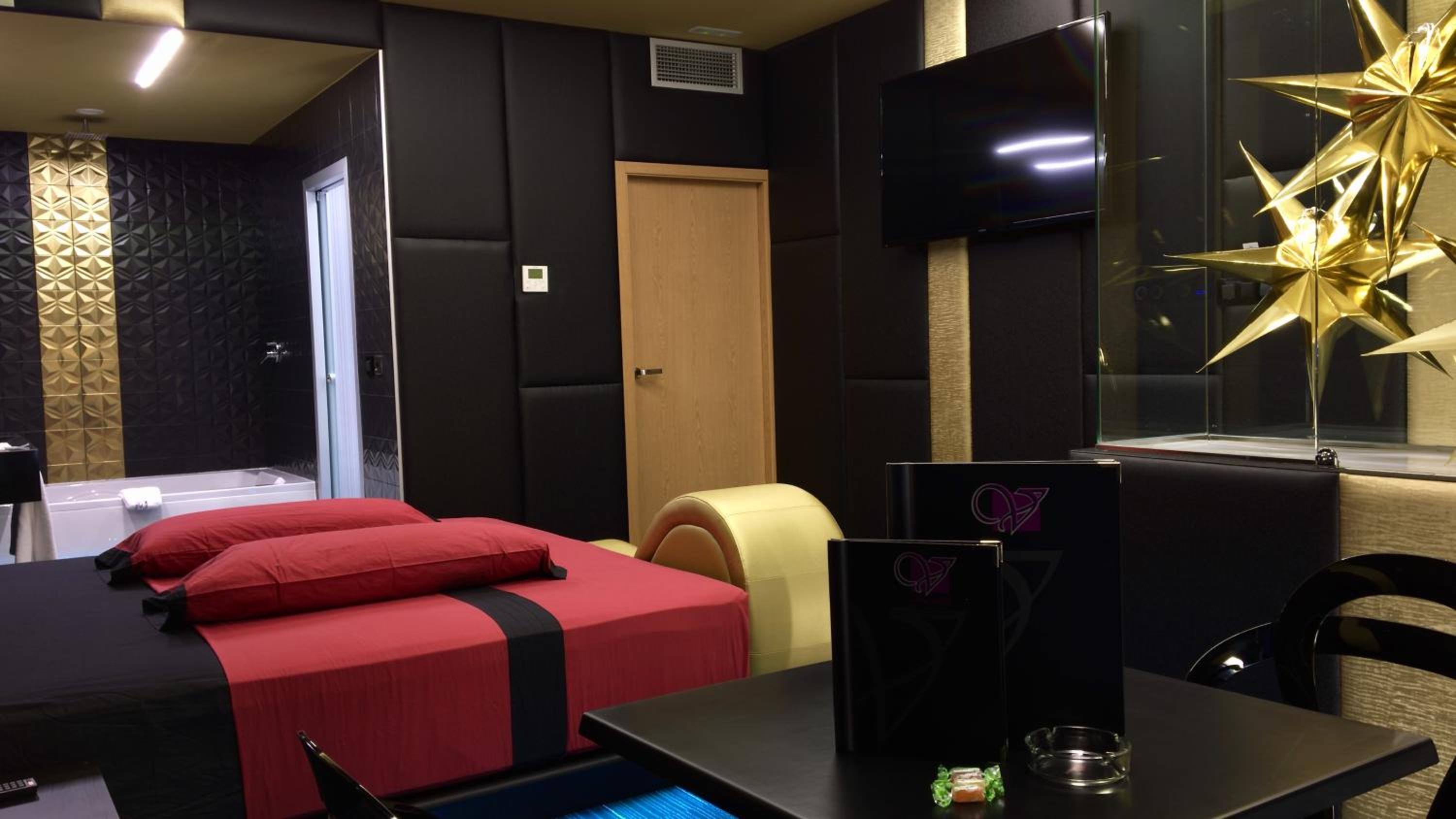 King Suite with Spa Bath photo 3