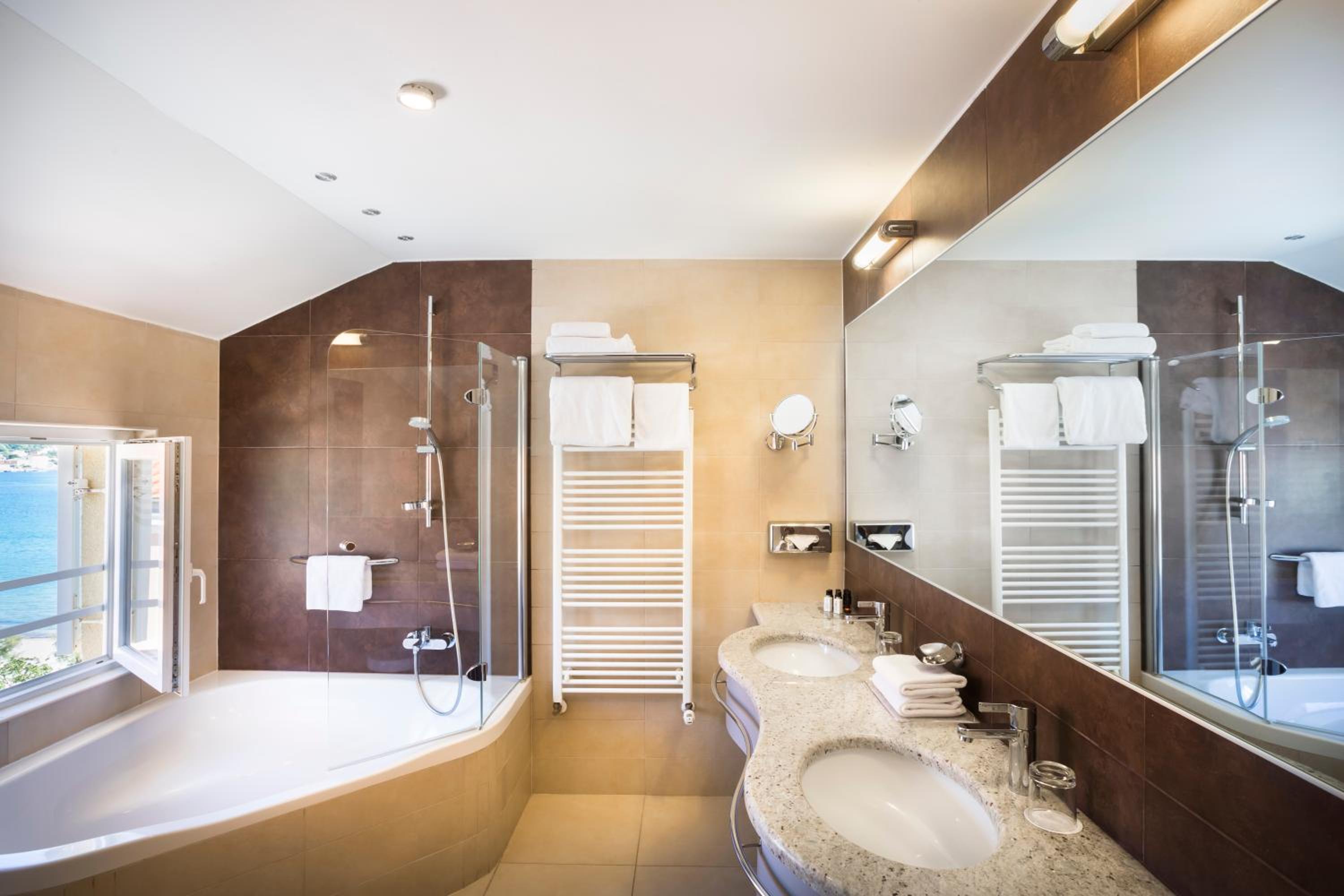 Suite for 4+2 with Jacuzzi Seaview - Photo 11