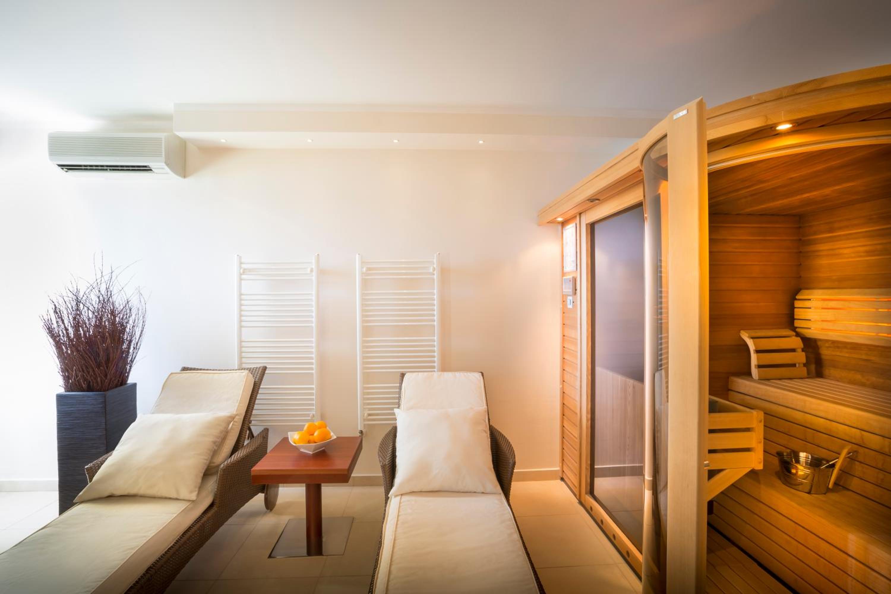 Suite for 4+2 with Jacuzzi Seaview - Photo 3