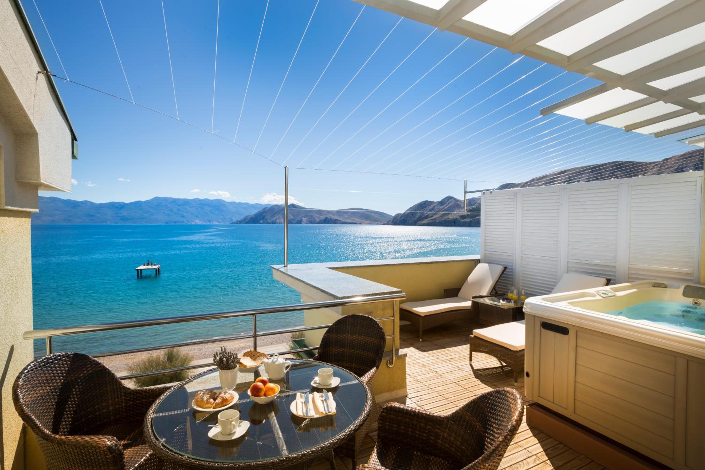 Suite for 4+2 with Jacuzzi Seaview - Photo 6