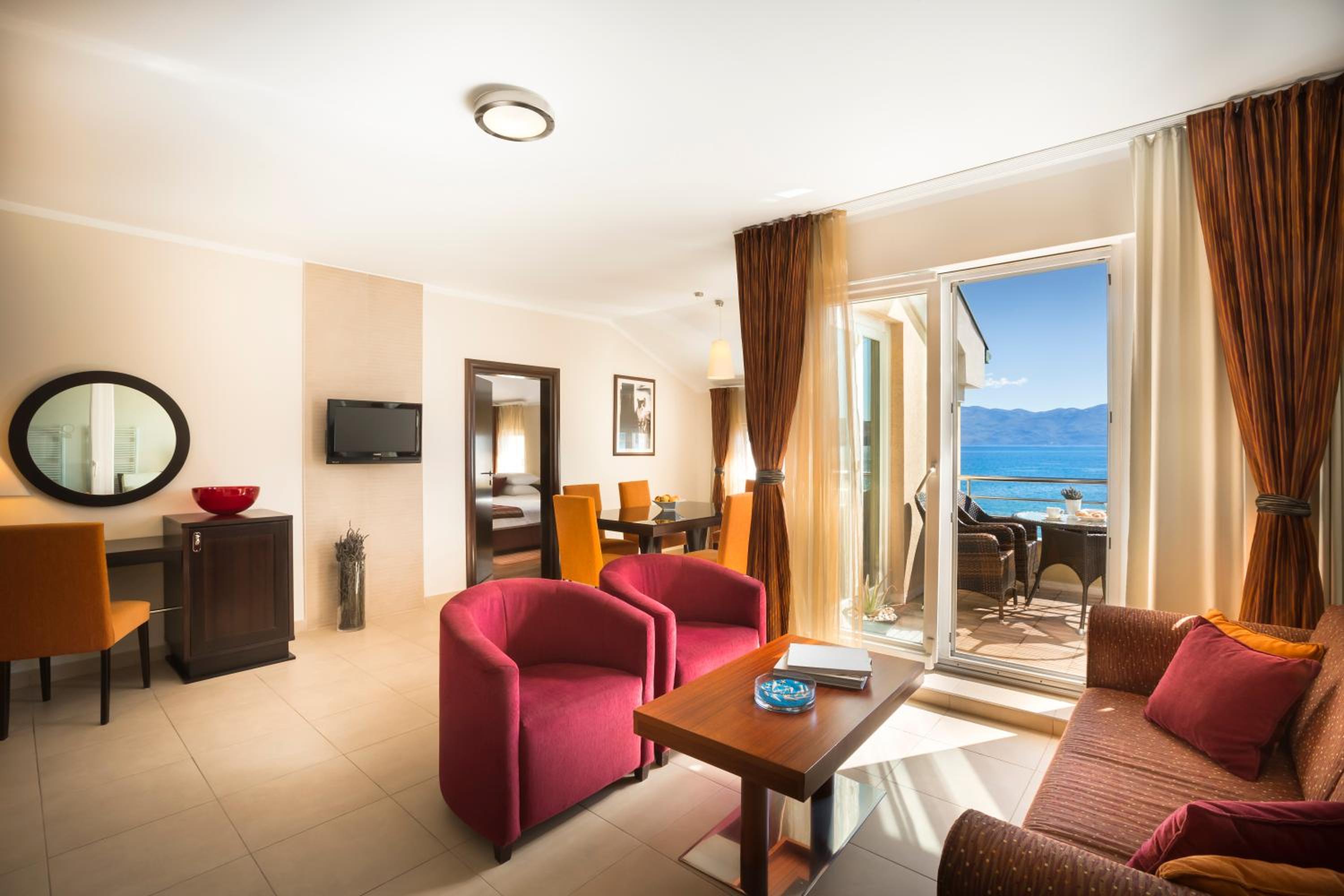 Suite for 4+2 with Jacuzzi Seaview - Photo 7