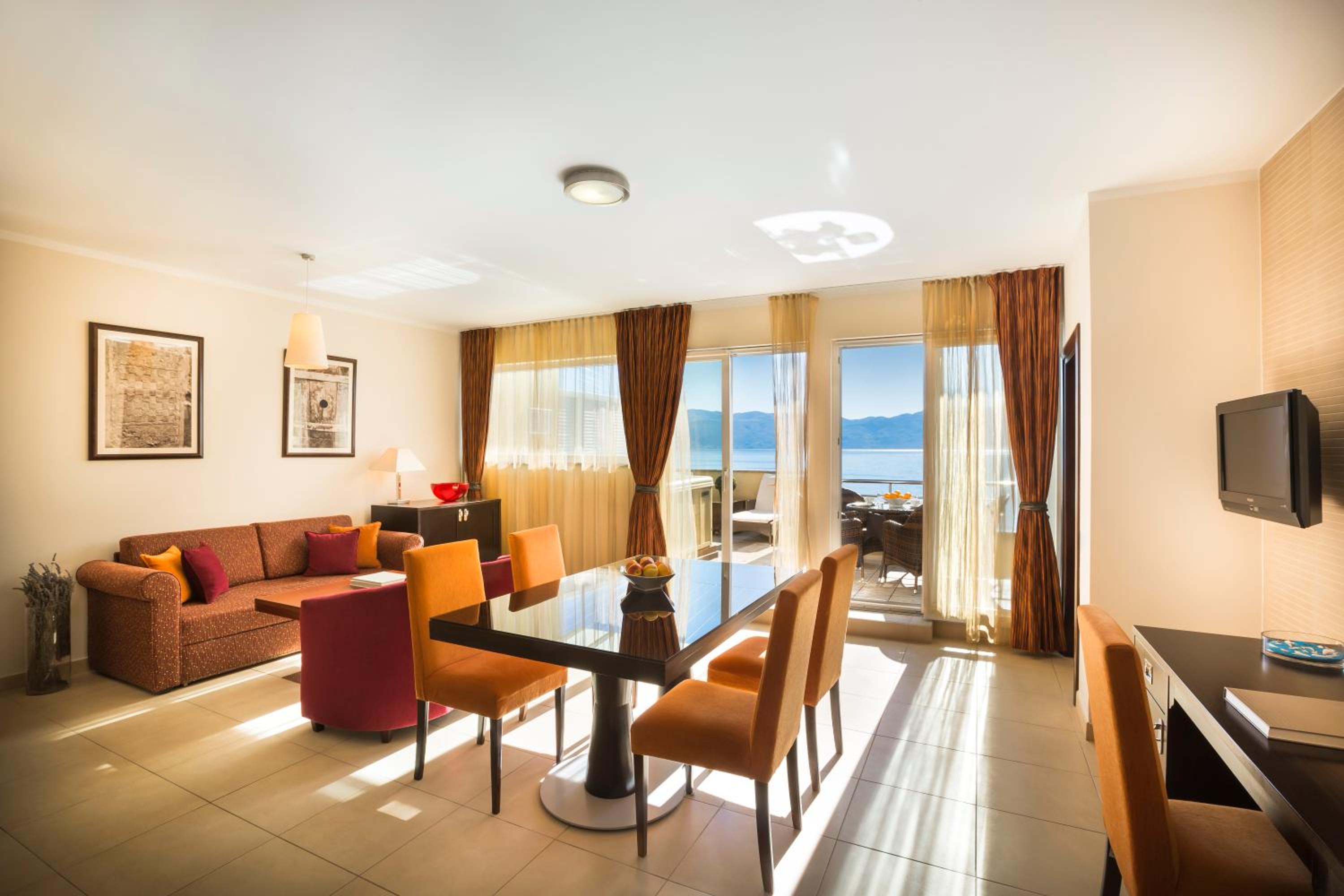 Suite for 4+2 with Jacuzzi Seaview - Photo 10