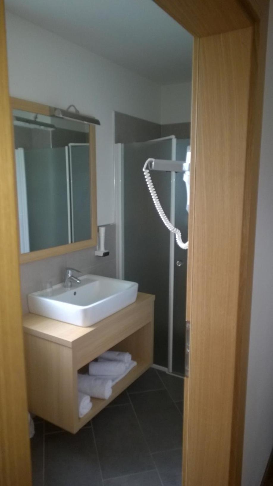 Classic Double or Twin Room with Balcony - Photo 3