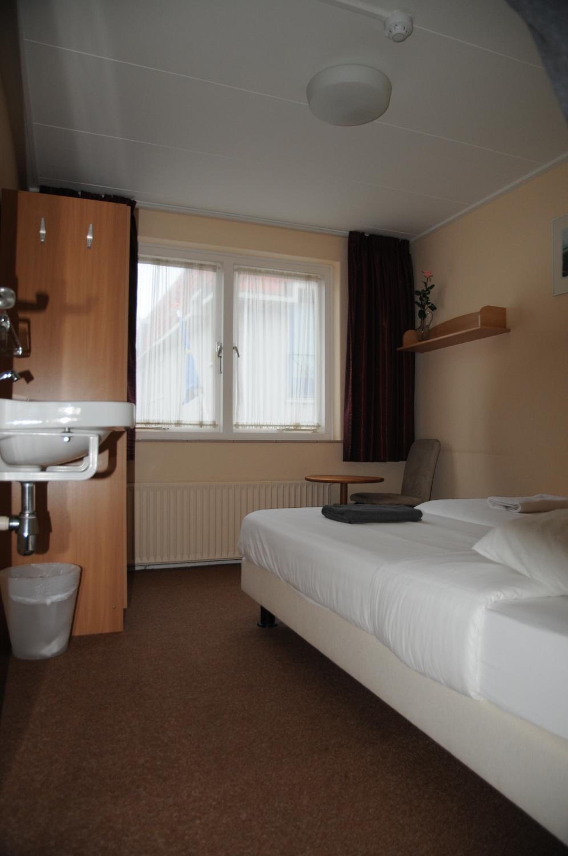 Single Room with Shared Shower and Toilet photo 1