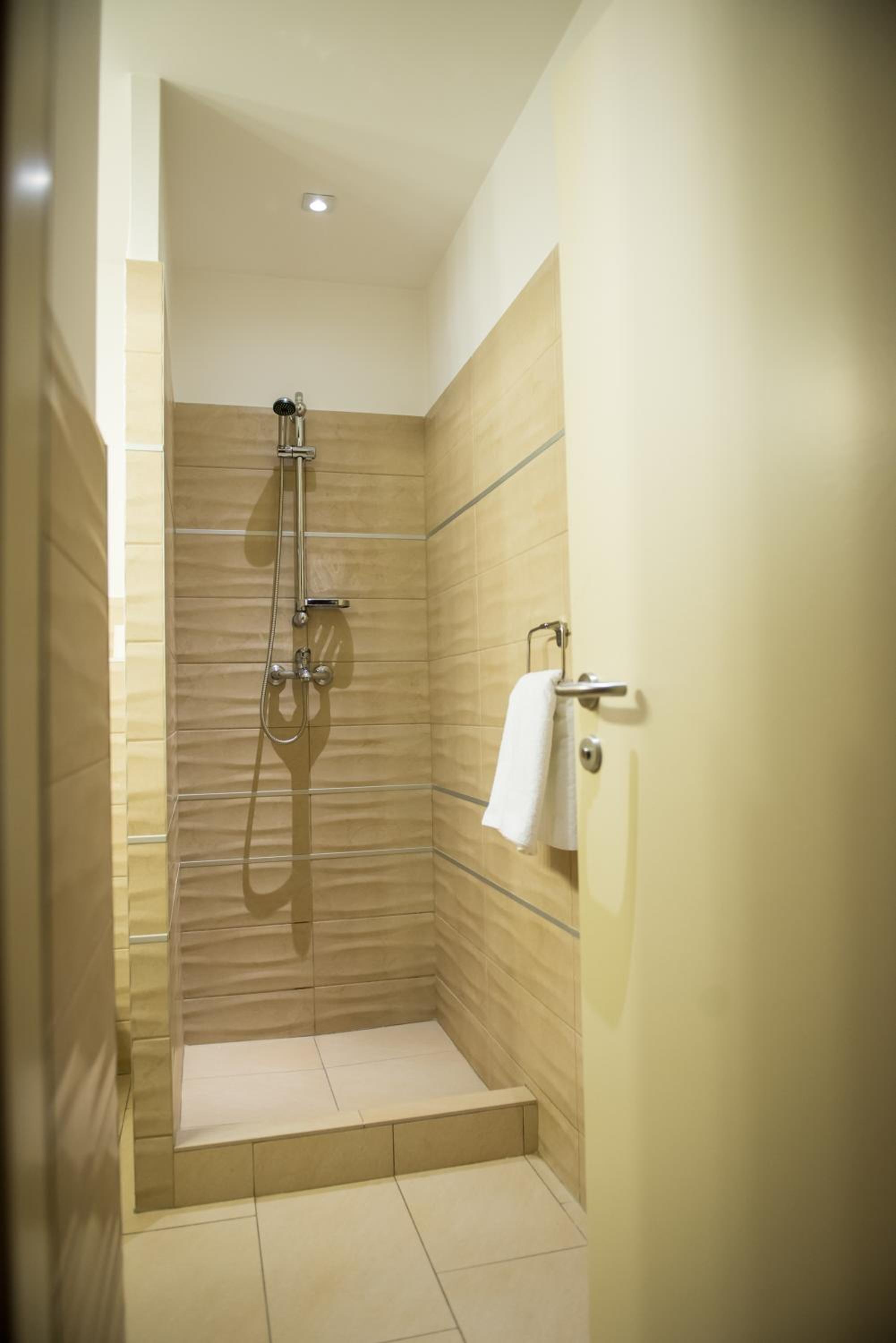 Double Room - Photo 7