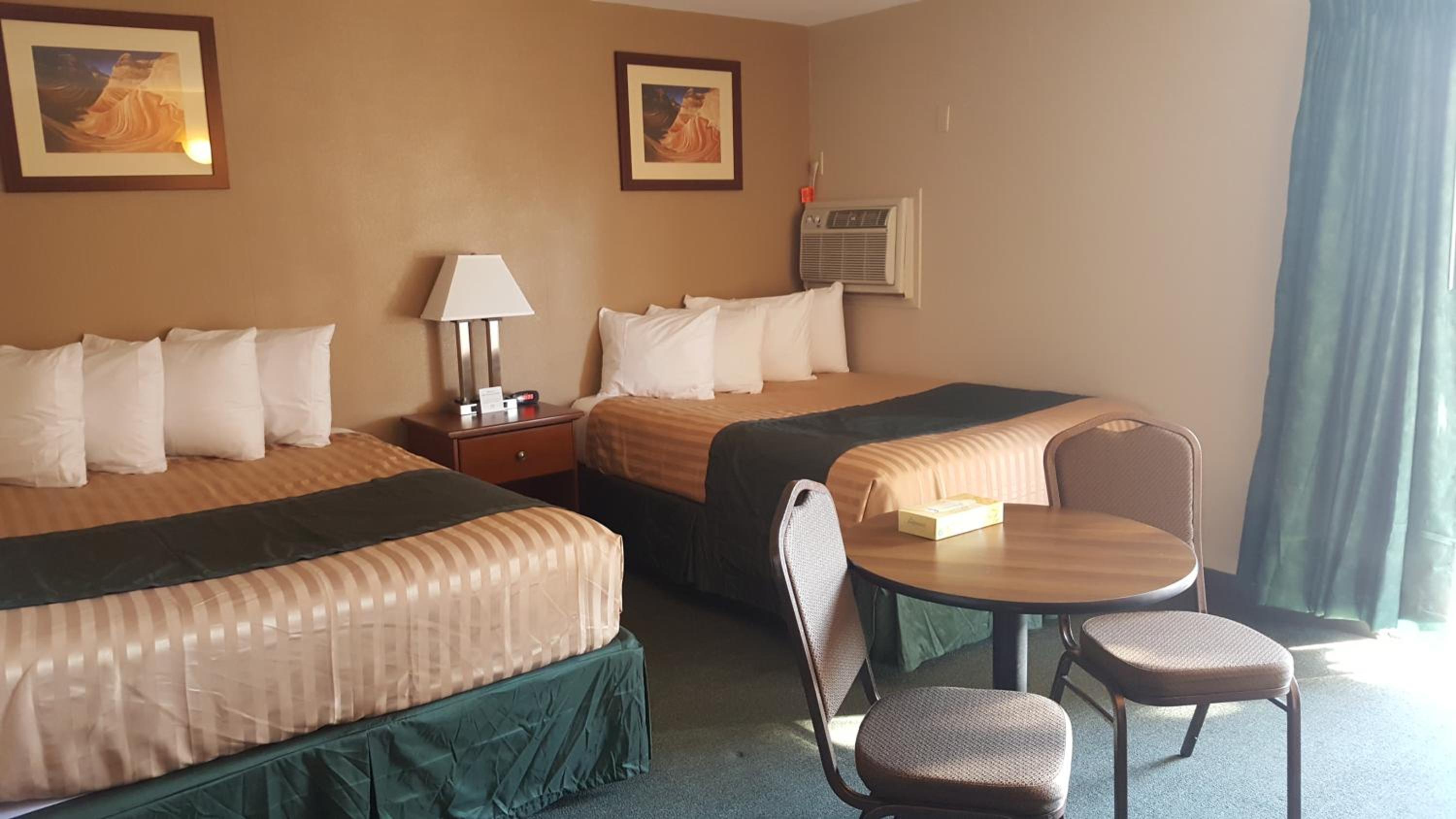 Queen Room with Two Queen Beds photo 3