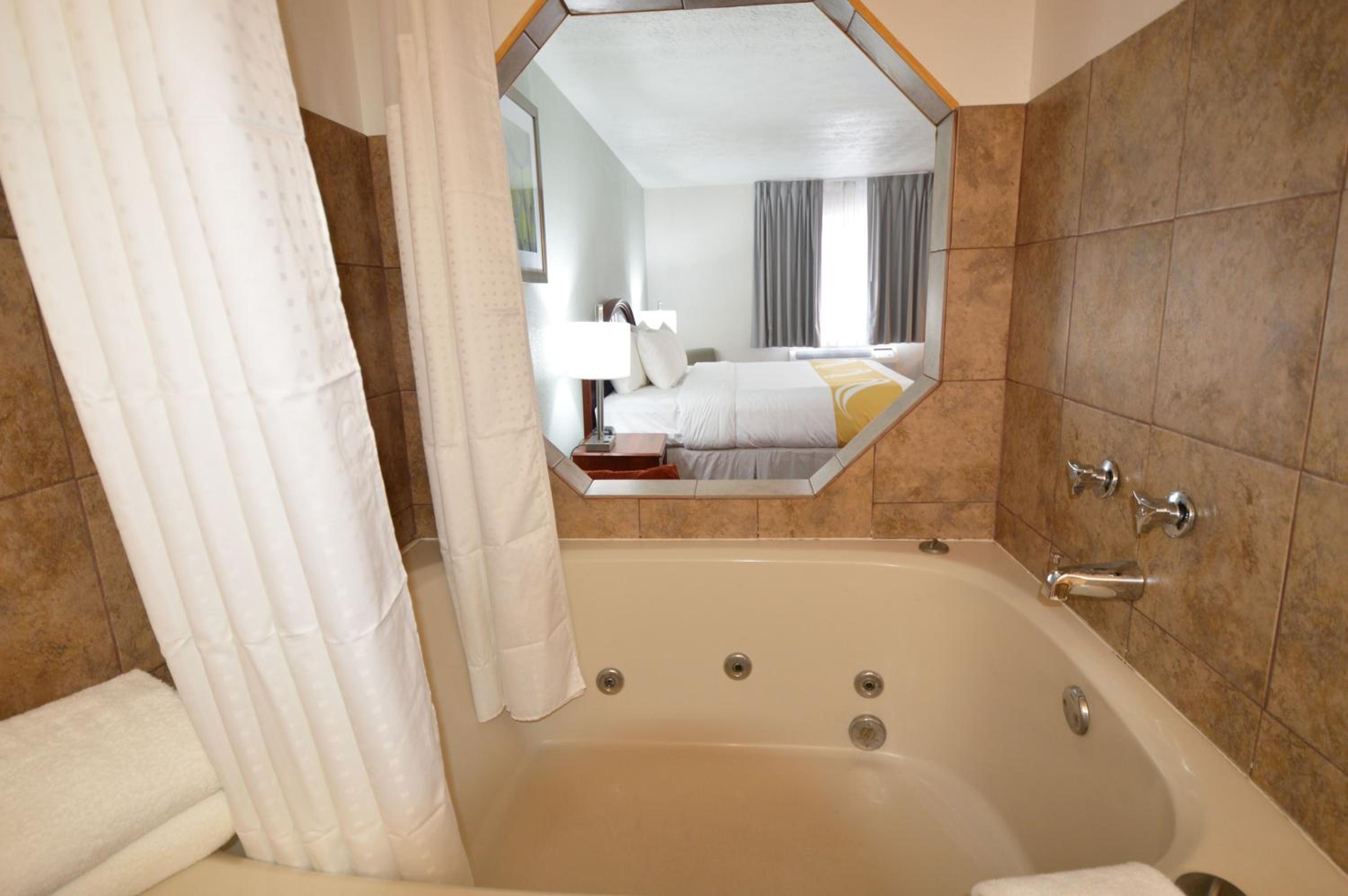 King Suite with Whirpool - Non-Smoking photo 2
