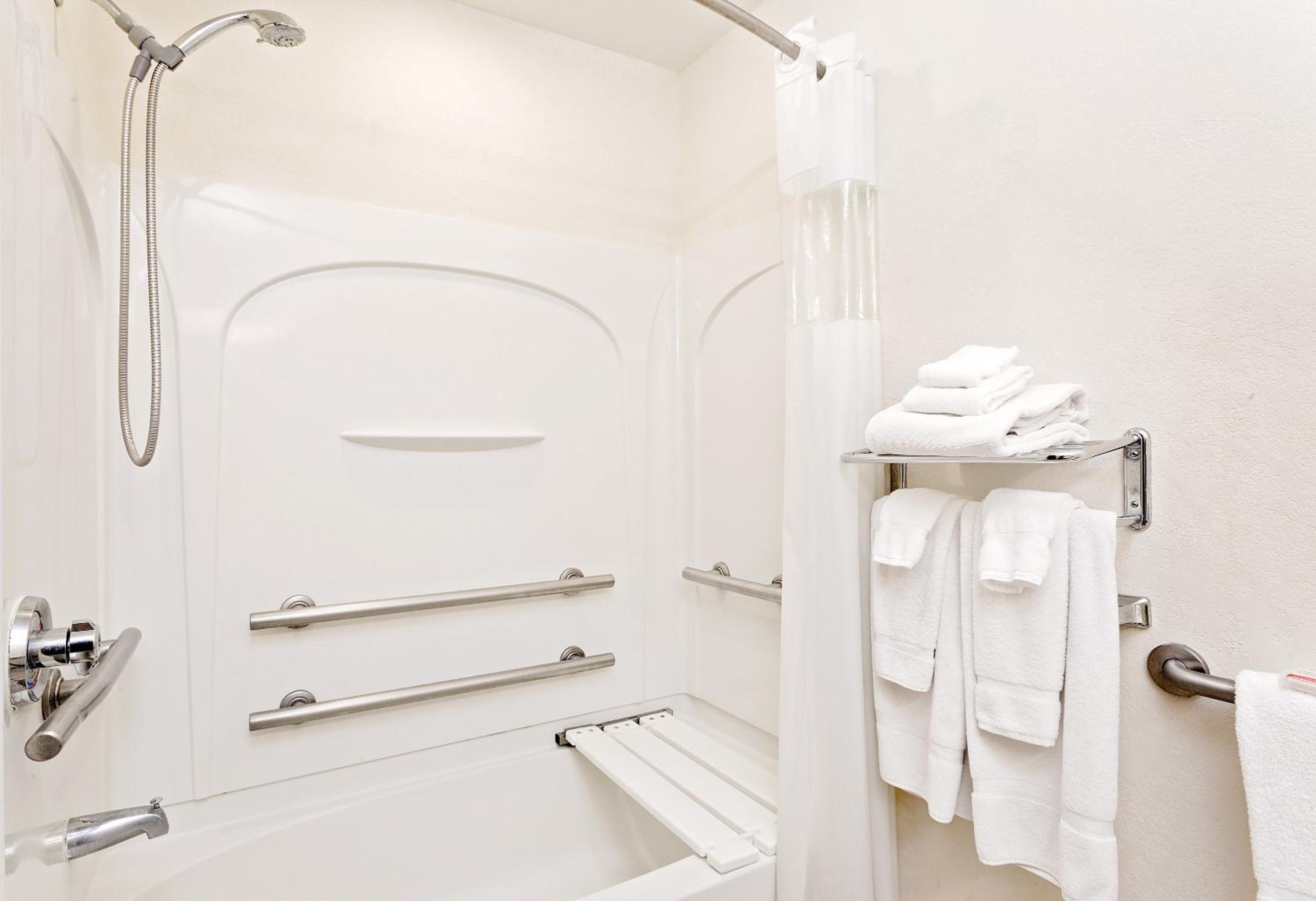 Queen Room with Roll-In Shower - Mobility/Hearing Accessible - Non-Smoking - Photo 2