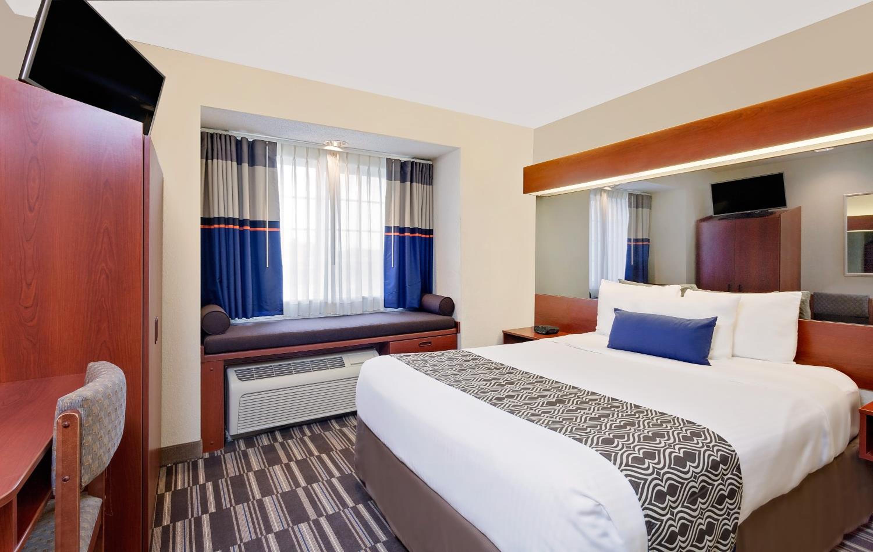 Queen Room with Roll-In Shower - Mobility/Hearing Accessible - Non-Smoking - Photo 1