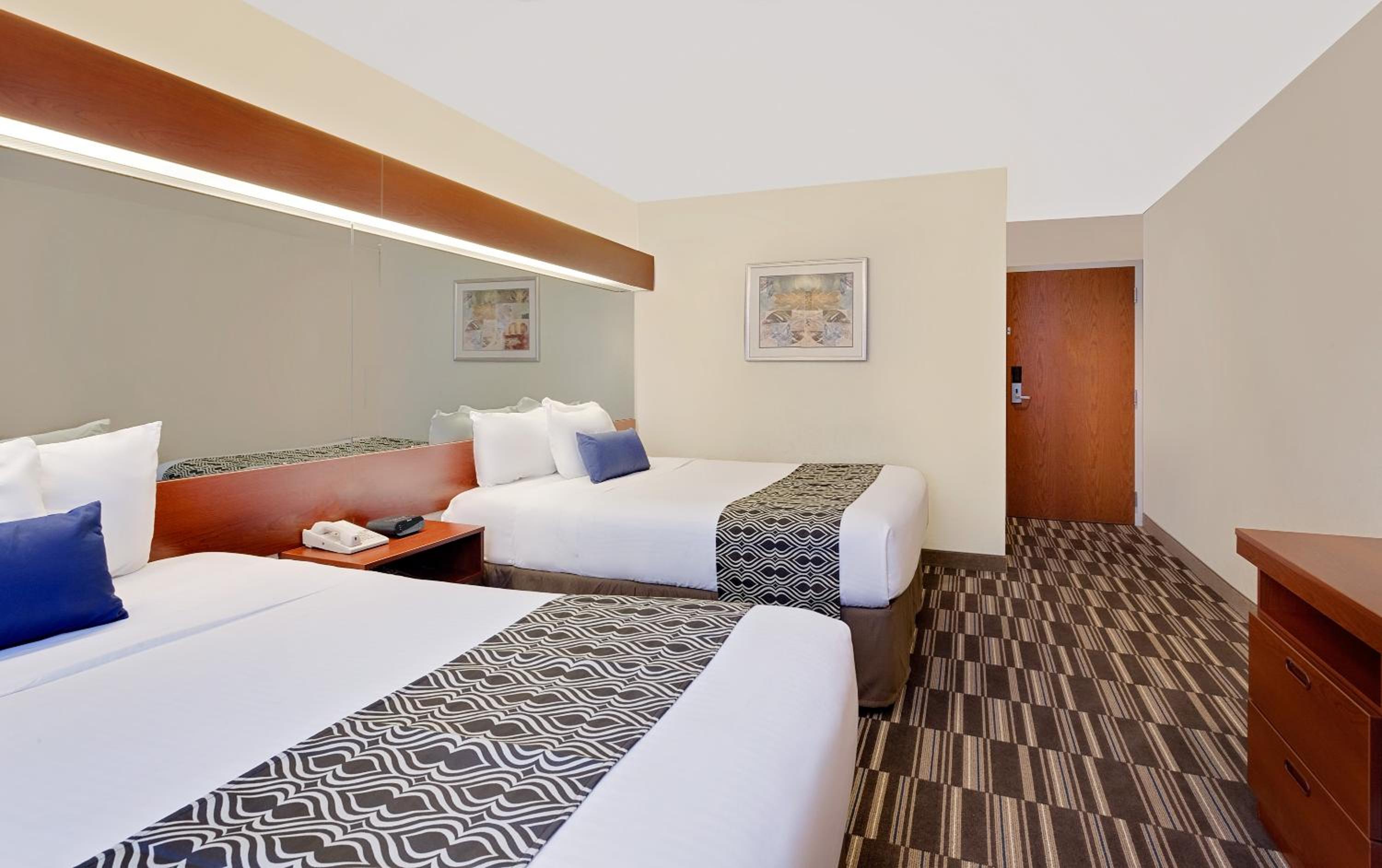Queen Room with Two Queen Beds - Non-Smoking - Photo 1