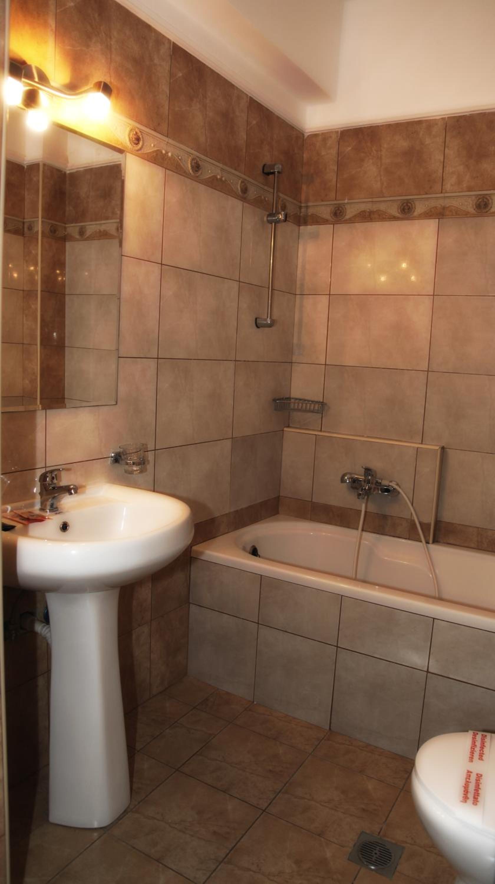 Standard Double/Twin Room - Photo 12