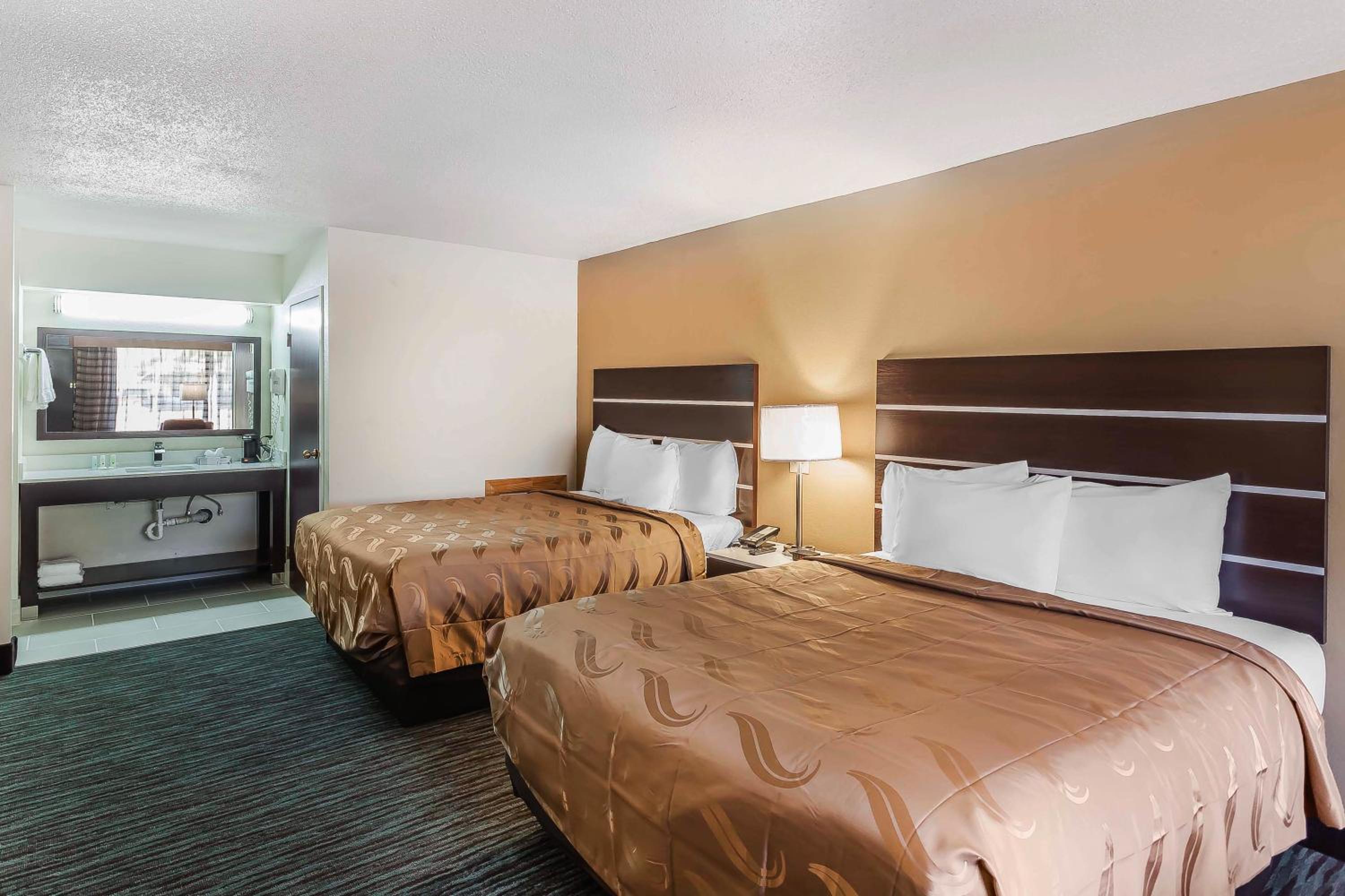 Queen Room with Two Queen Beds - Non-Smoking - Photo 6