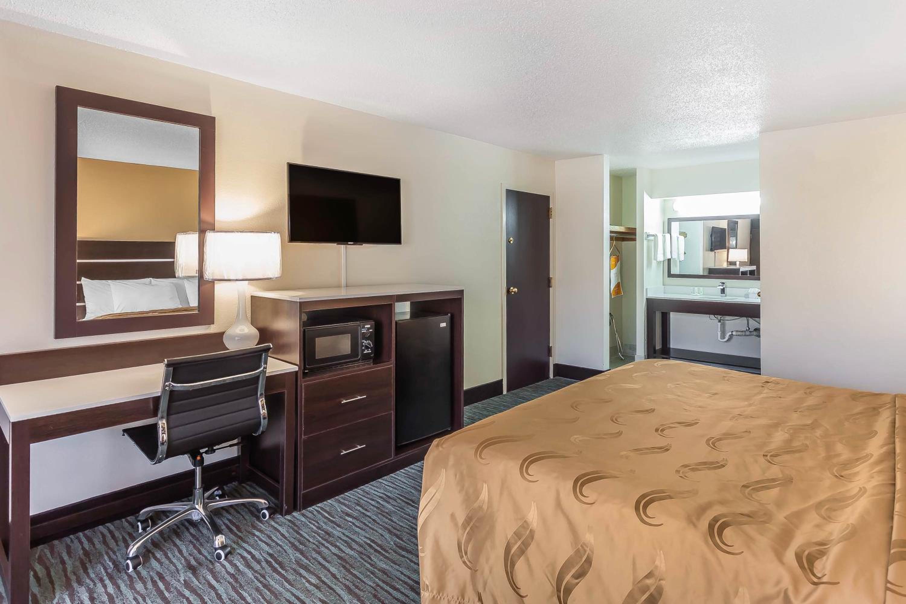 King Room - Non-Smoking - Photo 1