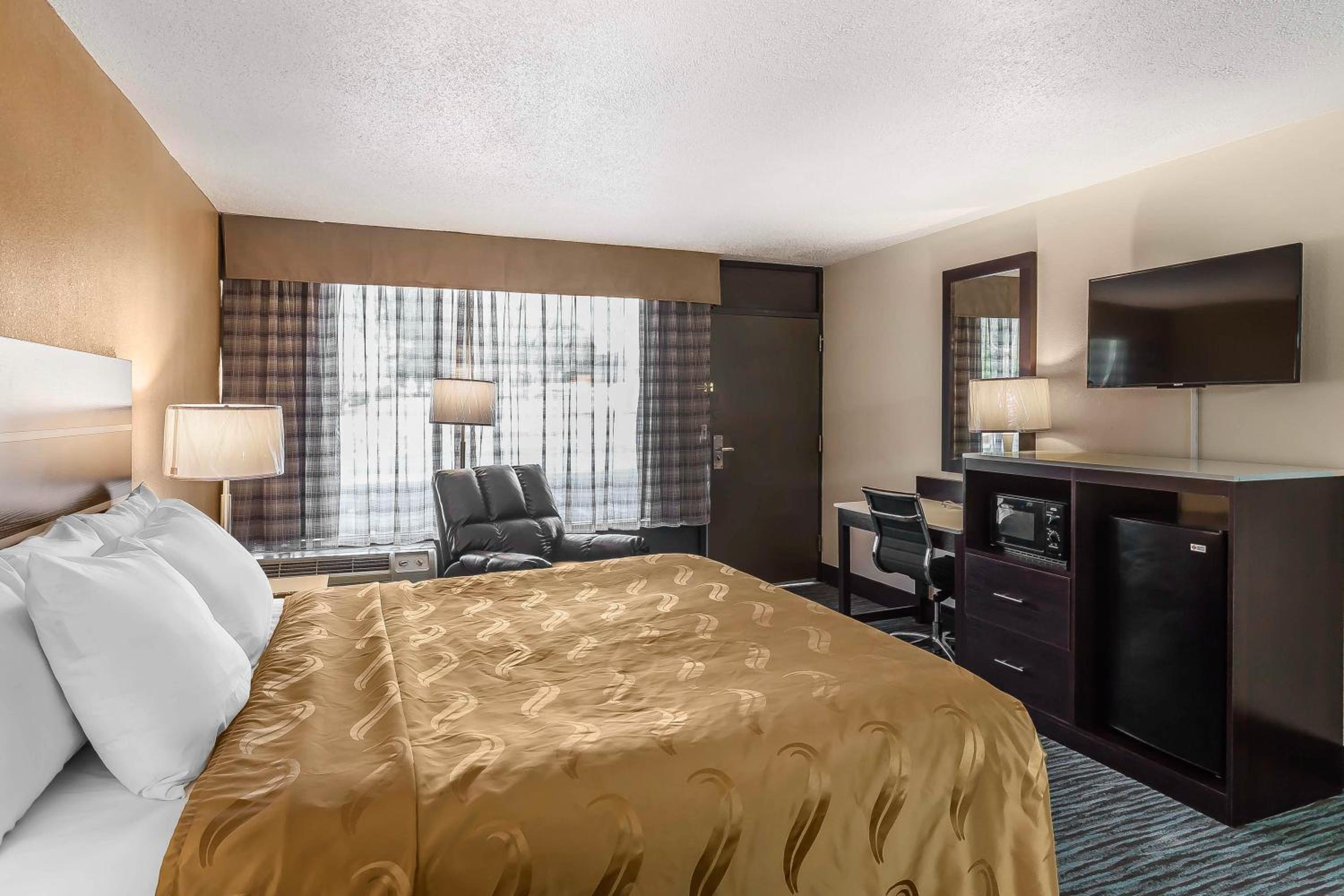 King Room - Non-Smoking - Photo 2