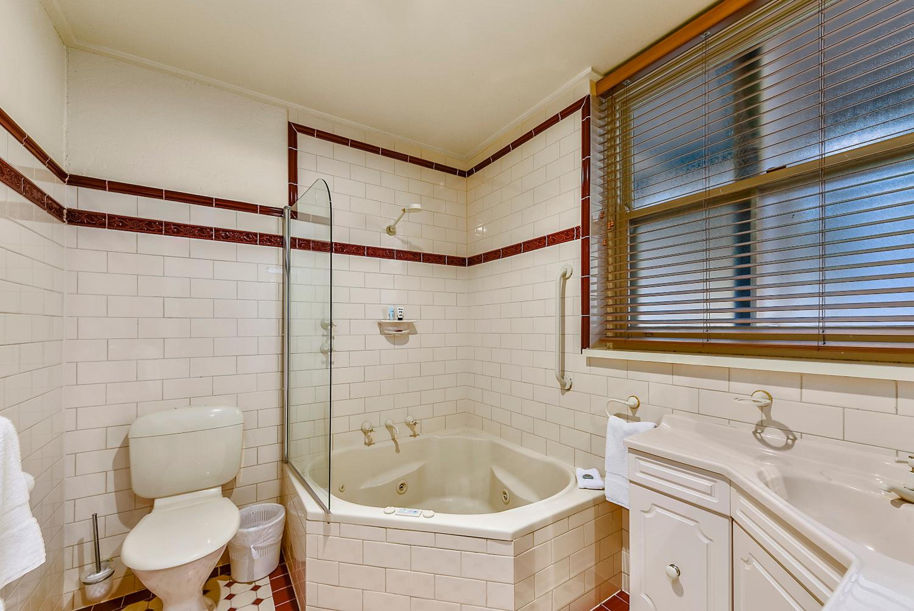Burgundy Suite photo 3