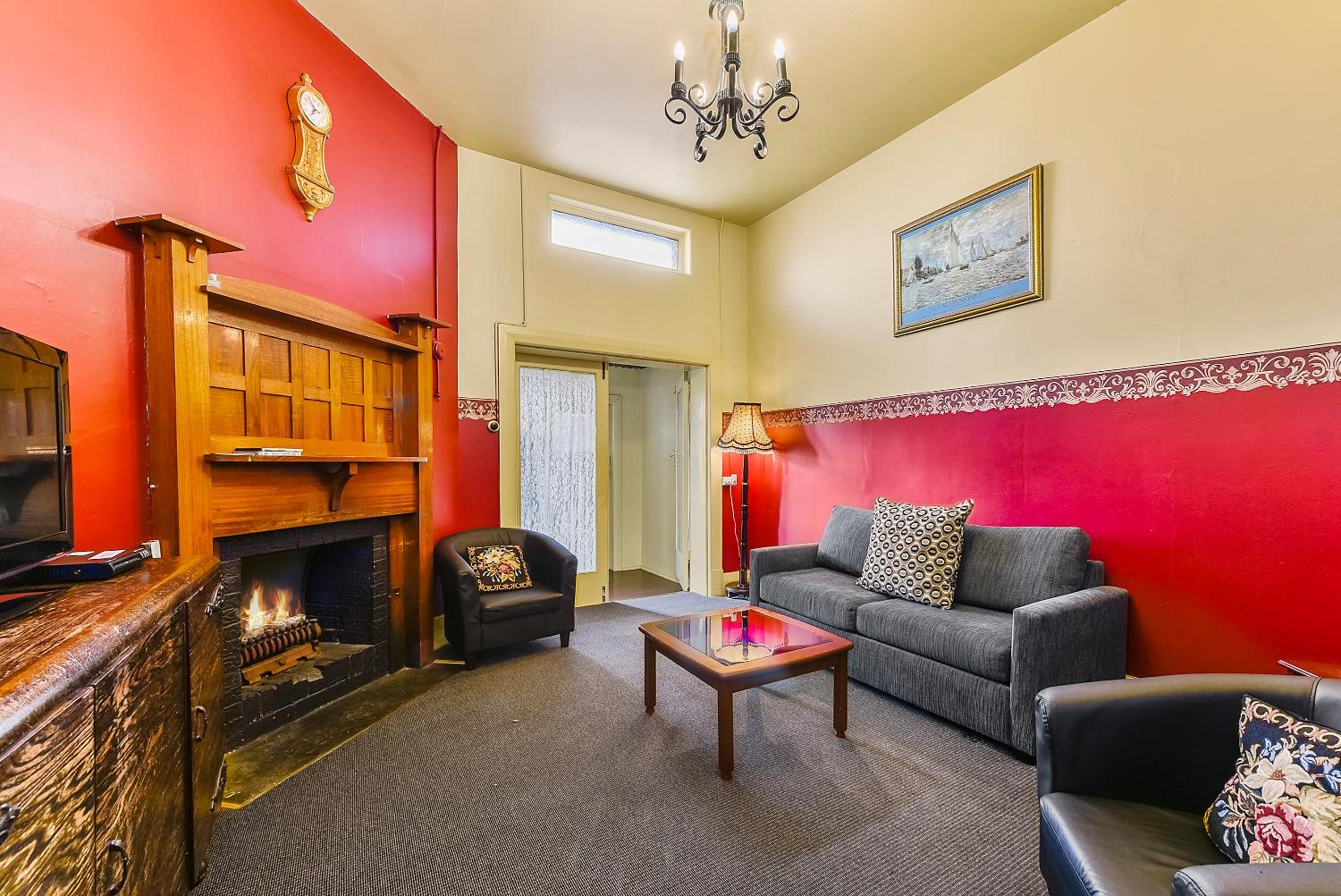 Burgundy Suite photo 1