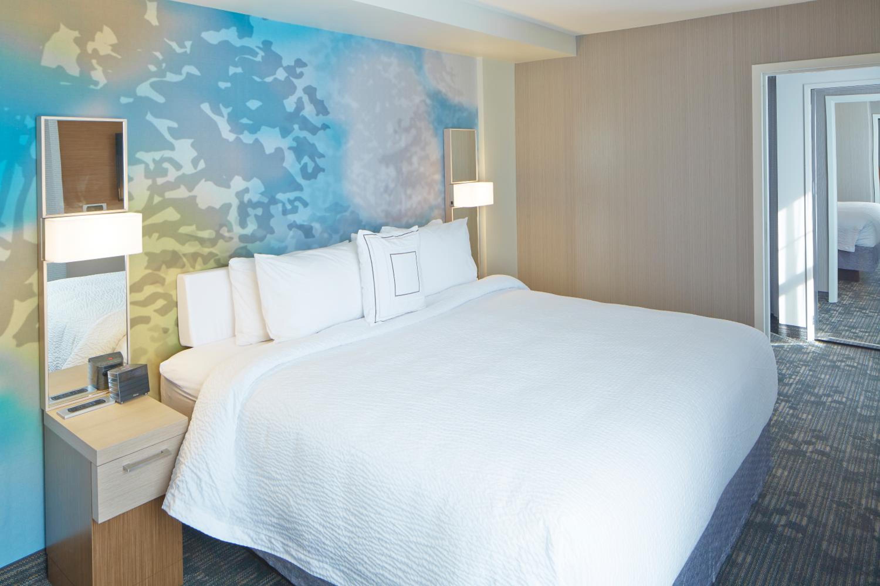 Two-Bedroom Suite with Lake View and Balcony photo 3