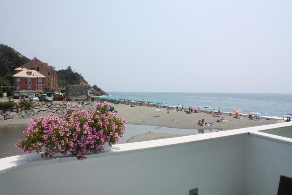 Double or Twin Room with Sea View - Photo 4