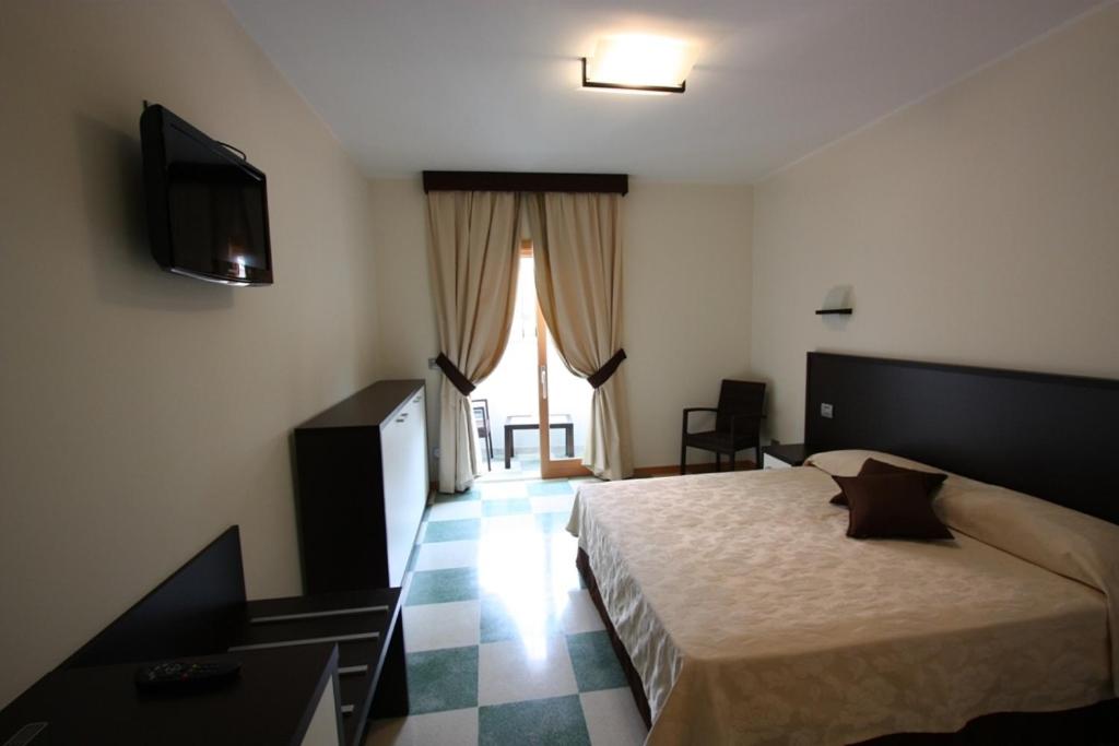 Double or Twin Room - Photo 2