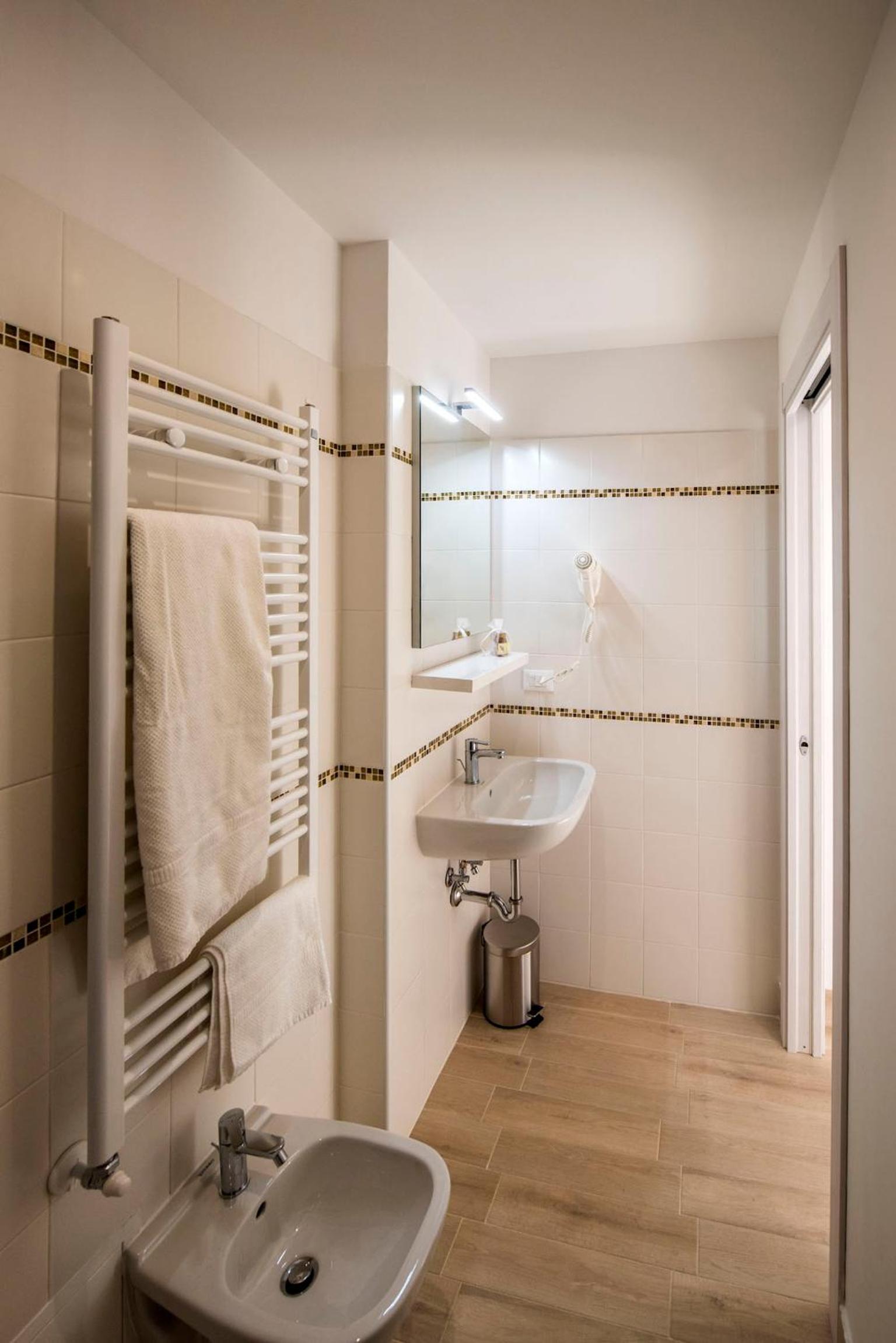 Double or Twin Room with Private Bathroom - Photo 5