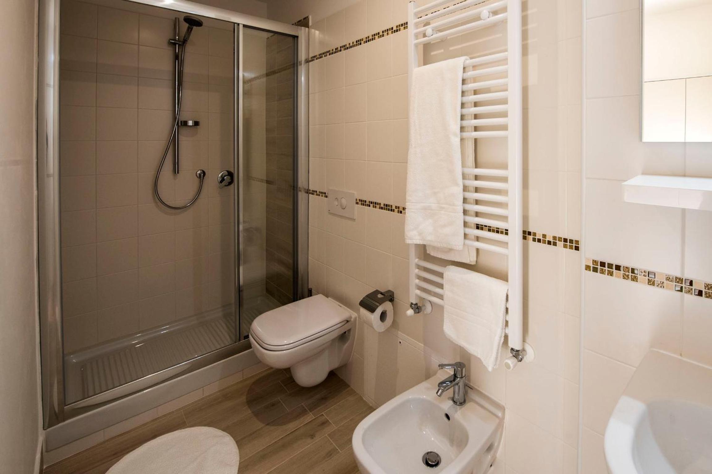 Double or Twin Room with Private Bathroom - Photo 4