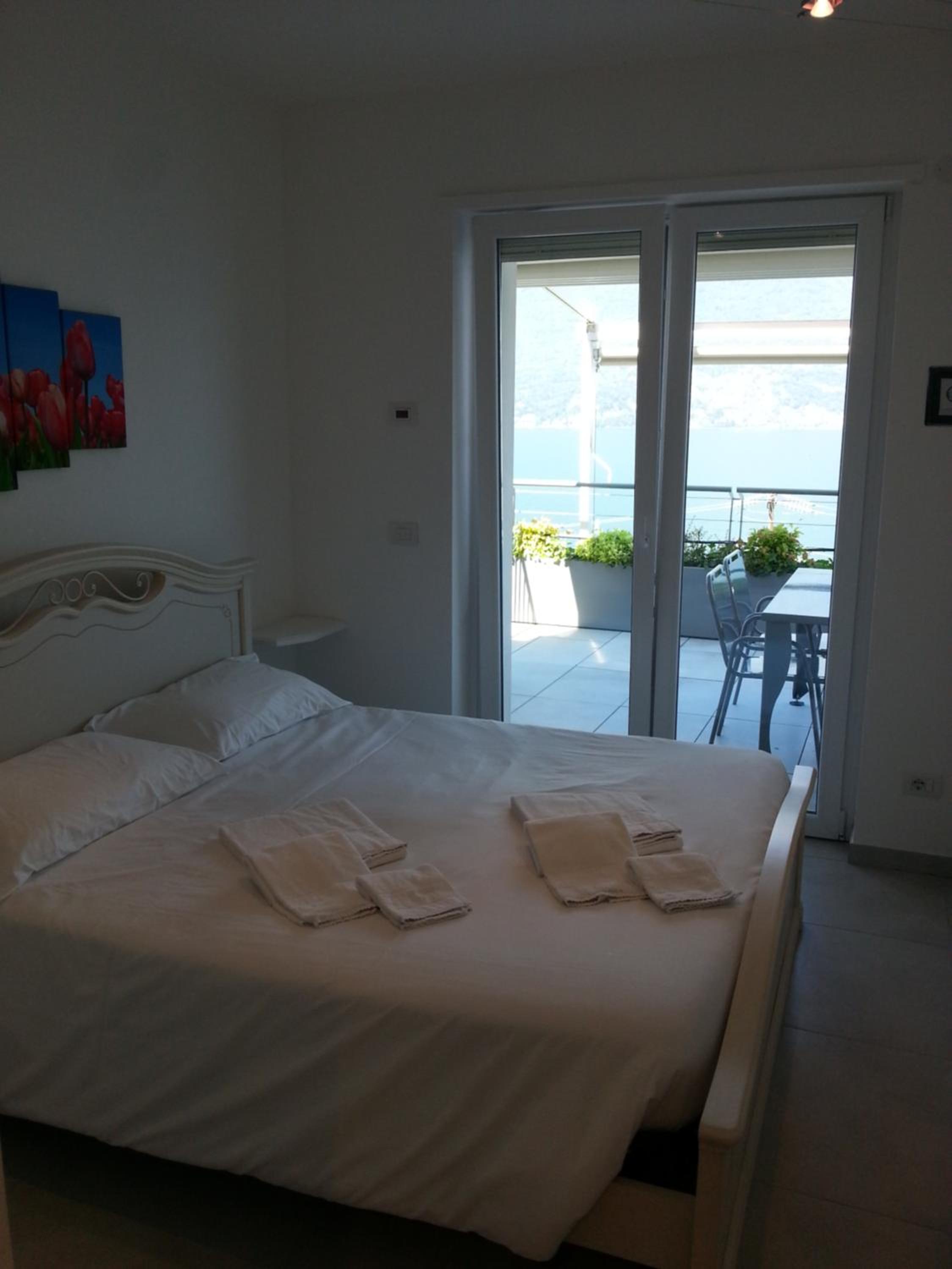 Two-Bedroom Apartment 8 with Lake View
