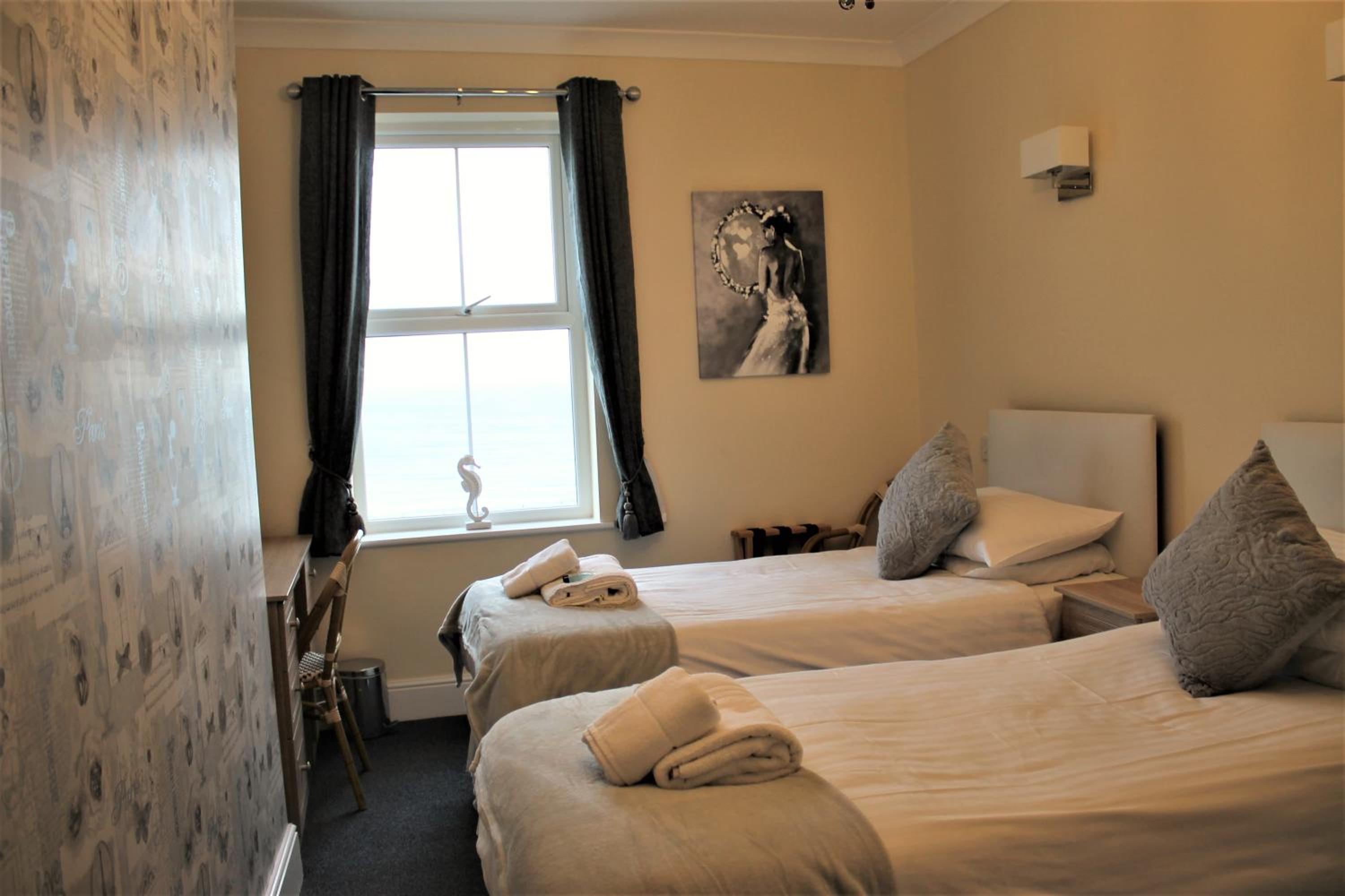Twin Room - Photo 3