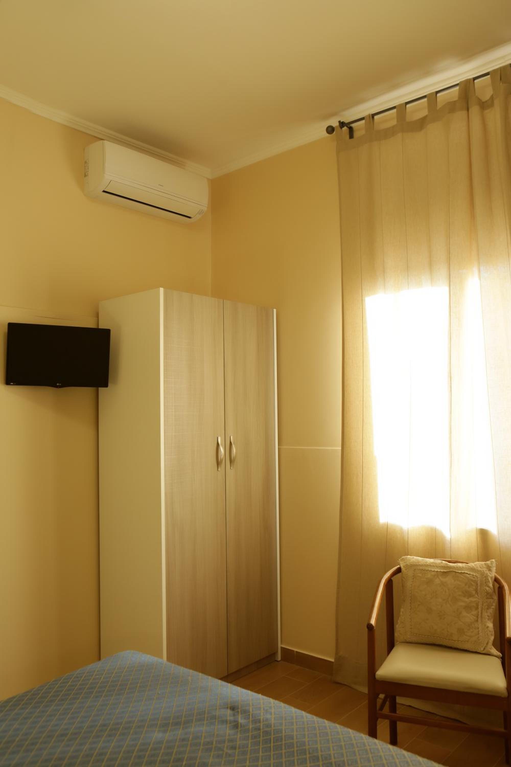 Double Room - Photo 2
