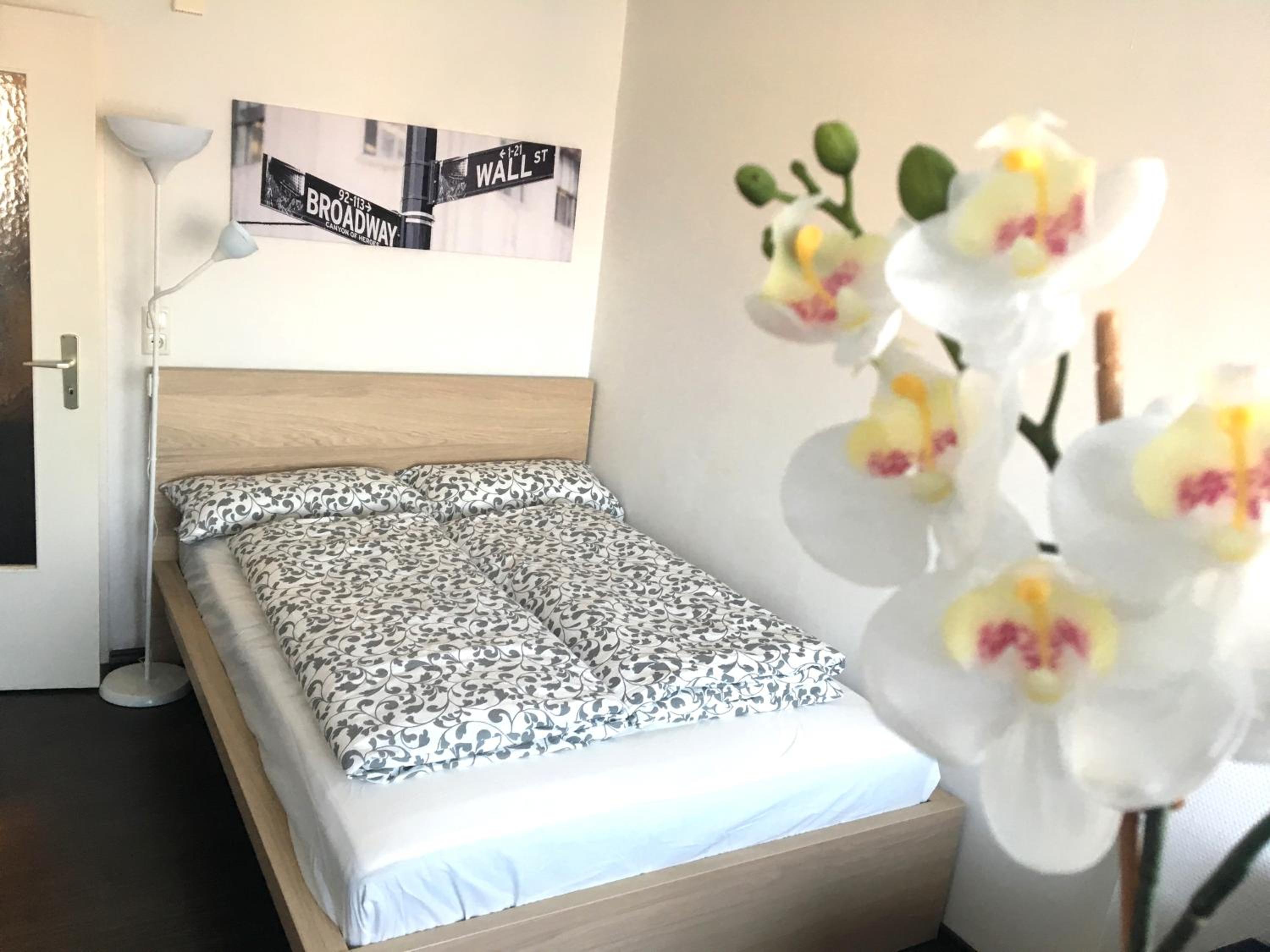 One-Bedroom Apartment - Photo 1