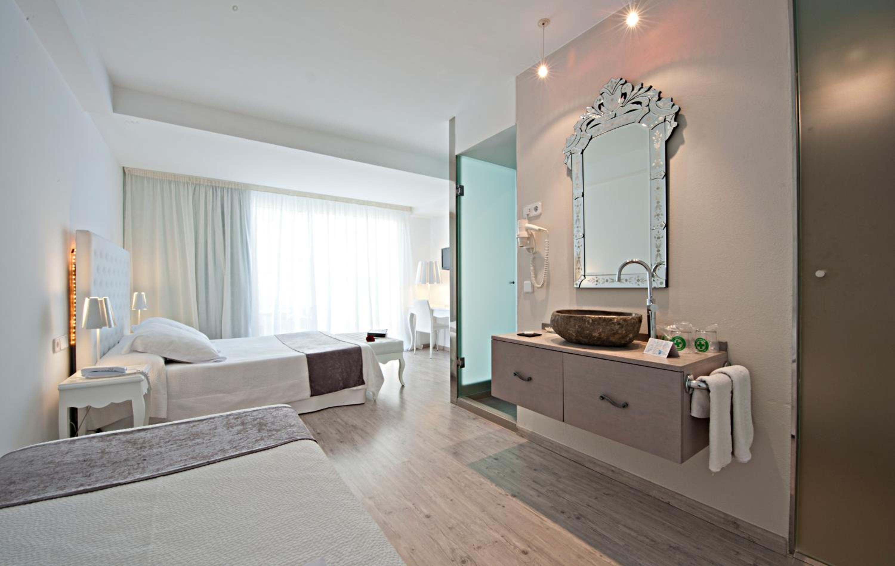 Habitación Triple Superior (3 Adultos) con Balcón