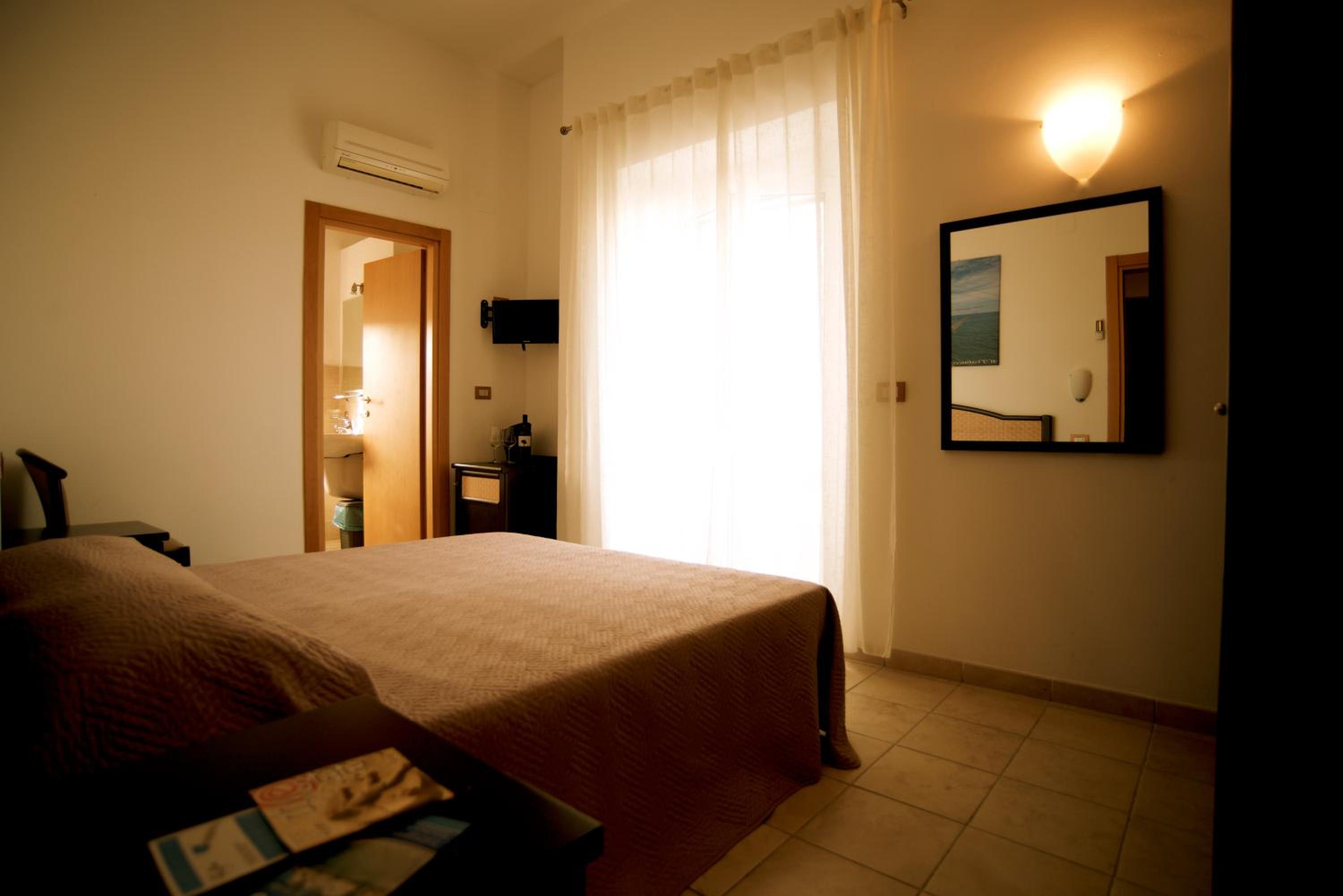 Double Room - Photo 16